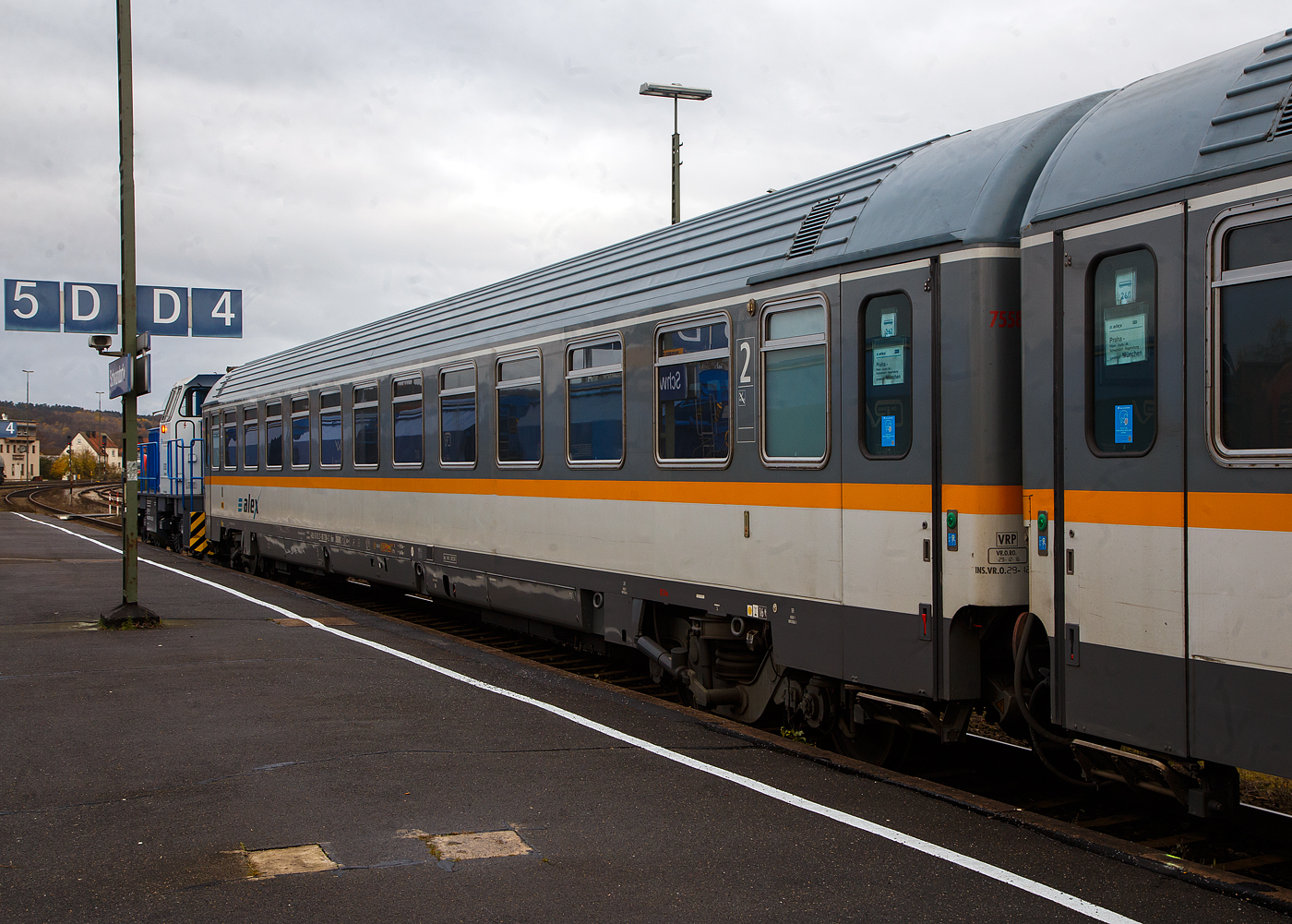 2. Klasse alex-Schnellzugwagen I-DBL 61 83 21-90 788-2 der Gattung Bmz der Die Lnderbahn GmbH, eingereiht als Wagen 262 in den alex RE 25 (Schwandorf – Regensburg – Mnchen), am 24.11.2022 im Bahnhof Schwandorf. Der Wagen ist vermutlich ein ehemaliger FS Eurofima- Reisezugwagen (UIC-Typ Z) und daher weiter in Italien registriert. 

Davor die Die D 03 alias 270 010-8 (98 80 0270 010-8 D-DLB) eine MaK G 1202 BB der DLB, sie hat den Wagenzug rangiert und bereitgestellt.

TECHNISCHE DATEN:
Spurweite: 1.435 mm
Lnge ber Puffer: 26.400 mm
Drehzapfenabstand: 19.000 mm
Achsstand im Drehgestell: 2.560 mm
Leergewicht: 47 t
Hchstgeschwindigkeit: 200 km/h
Zulassungen: RIC (AC mehrspannungsfhig)
Sitzpltze: 66 in der 2. Klasse in 
Abteile: 11 Abteilen mit je 6 Pltzen, 1 Dienstabteil
Toiletten: 1
Bremsbauart: WU-R
