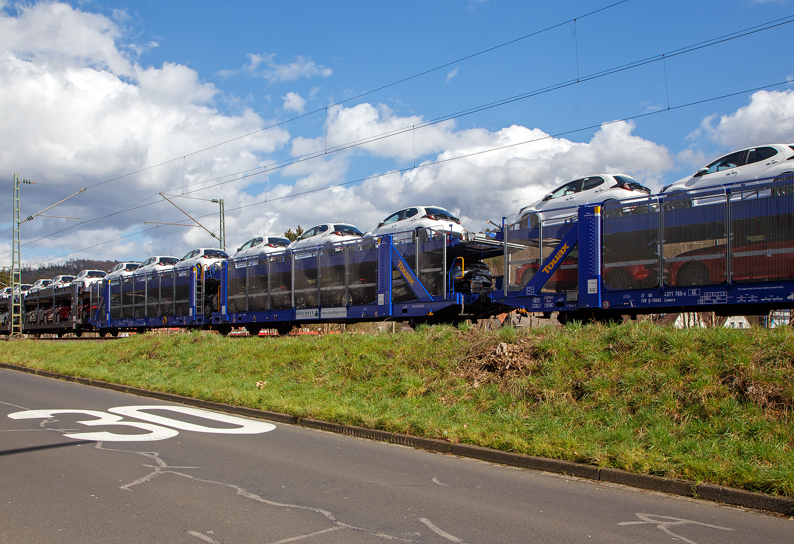 2 x 2 achsiger leerer offener Doppelstock-Autotransportwagen (Wageneinheit) 27 80 4371 793-3 D-TOUAX, der Gattung Laaers, der irländischen Vermietungsfirma TOUAX Rail Limited, am 24.03.2023 im Zugverband bei einer Zugdurchfahrt in Niederschelde (Sieg).

Die TOUAX Type-Bezeichnung ist Laaers GREENBRIER, Greenbrier Europe ist auch der Hersteller von der Wageneinheit, aus dem Werk Astra Rail Industries S.A. Die Wageneinheit hat ein „Spindel-Lifting-System“ für die obere Ladeebene.

TECHNISCHE DATEN (laut Anschriften):
Gattungskennzahl: 4371
Spurweite: 1.435 mm
Anzahl der Achsen: 4 (2 x 2)
Länge über Puffer : 31.000 mm
Achsabstände: 10.000 mm / 5.200 mm / 10.000 mm
Laufraddurchmesser : 760 mm (neu)
Ladelänge : 30.070 mm (unten) / 30.560 mm (oben)
Höchstgeschwindigkeit: 100 km/h (beladen) / 120 km/h (leer)
Eigengewicht: 34.000 kg
Nutzlast: 30,0 t bei Streckenklasse A, 34,0 t ab Streckenklasse B (max. 17 t pro Ebene)
Kleinster befahrbarer Gleisbogenhalbmesser: R 75 m
Bremse: KE-GP-A (K)
Bremssohle: J816M
Handbremse: Ja
Verwendungsfähigkeit: TEN-GE
