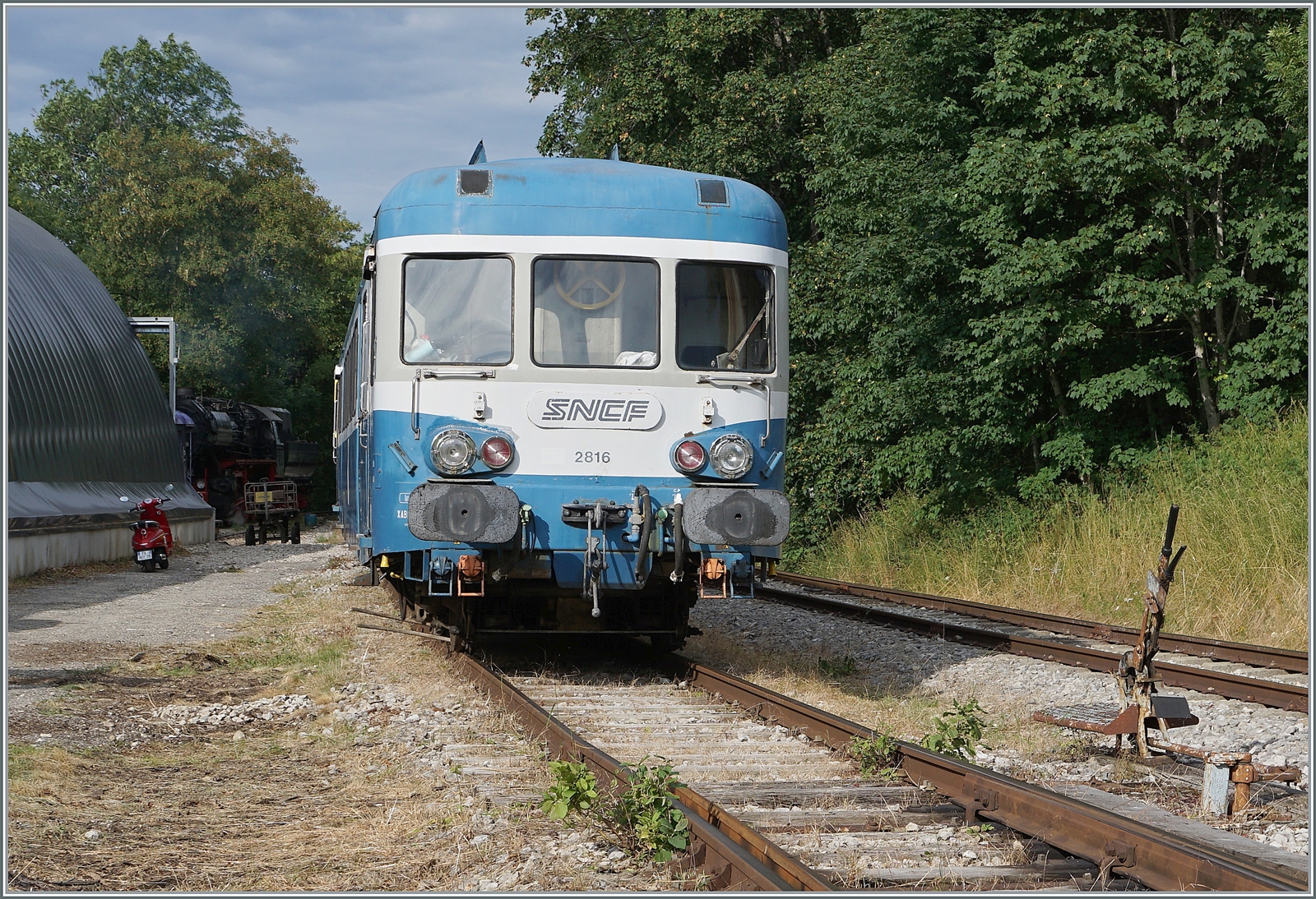 30 ANS CONI'FER /30 Jahre Coni'Fer - der dreissigste Geburtstag der Museumsbahn Coni'Fer brachte auch ein Wiedersehen mit dem X 2816 der  L'Association l'autorail X2800 du Haut-Doubs ; obwohl ich insgeheim mit dem Coni'Fer eigenen historische ex SNCF-Dieseltriebzug X 2426 gerechnet habe, aber dieser ist noch in Arbeit.

15. Juli 2023 