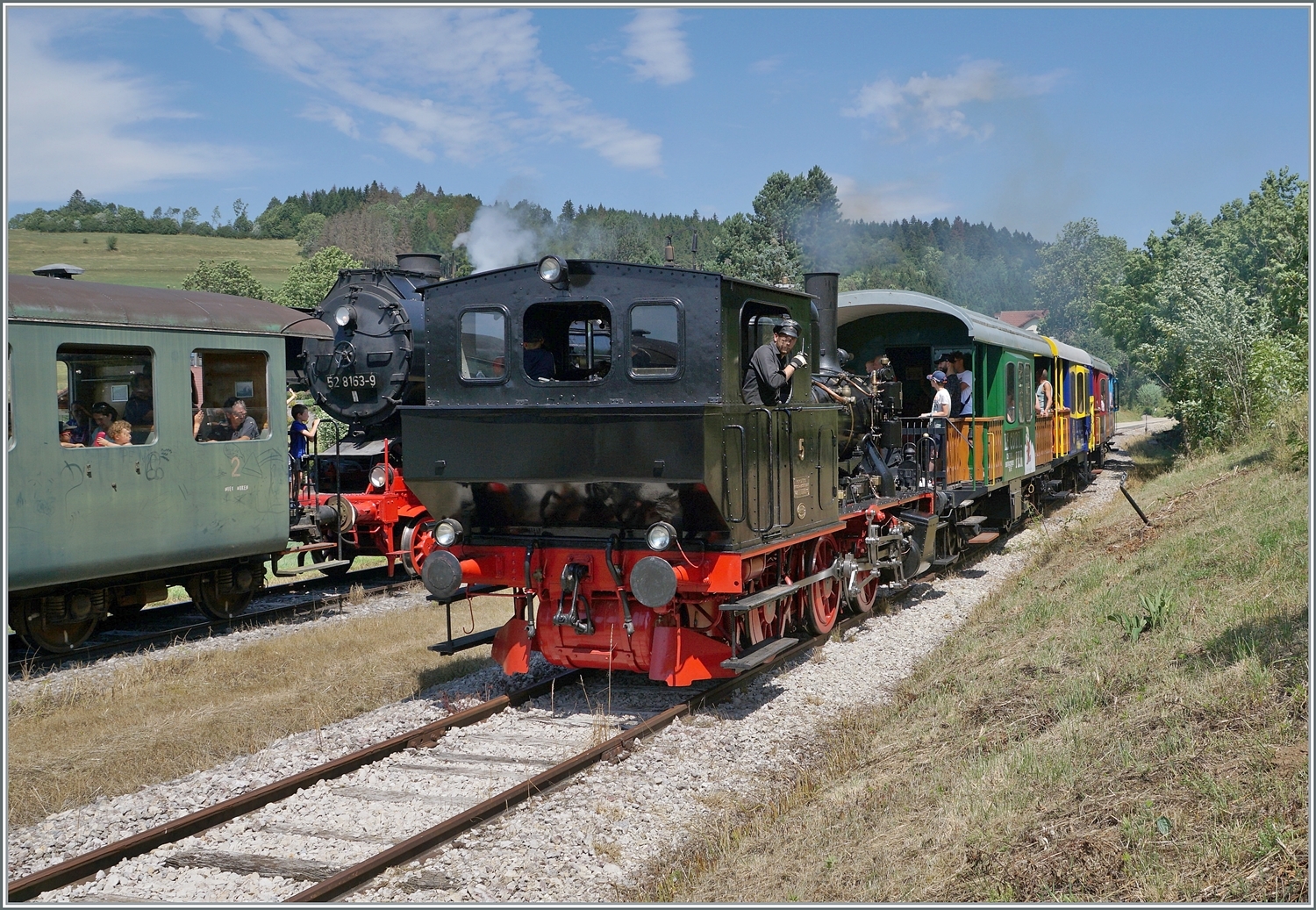 30 ANS CONI'FER /30 Jahre Coni'Fer - Zum dreissigsten Geburtstag dieser eindrücklichen Museumsbahn auf einem Teilabschnitt der internationalen Strecke Milano - Paris im Jura zwischen Vallorbe und Pontarlier verkehren die Zuge im Stundentakt. Im Coni'Fer Bahnhof von Le Touillon (Km 58 E-J/JS/SBB bzw. Km 467 PLM/SNCF) zeigt sich das Coni'Fer  Tigerli  E 3/3 N° 5 mit seinem ersten Zug auf der Rückfahrt von Fontaine Ronde nach Les Hôpitaux Neufs. 

15. Juli 2023