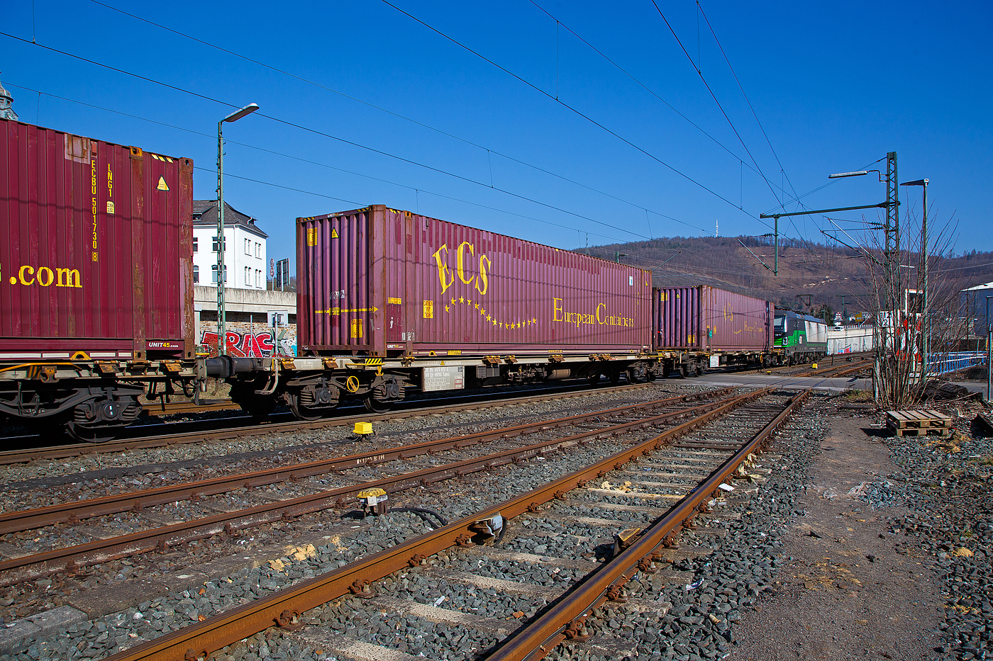 4-achsiger Drehgestell-Containertragwagen 33 85 4575 825-6 CH-HUPAC, der Gattung Sgnss, der HUPAC AG am 24.03.2021 im Zugverband bei der Durchfahrt in Niederschelden an der Siegstrecke (KBS 460) in Richtung Siegen.

Der Wagen wurde 2006 von Josef Meyer Rheinfelden gebaut.

Dieser Güterwagen eignet sich zum Transport von Container- und Wechselbehältern mit verschiedenen Parametern (20’, 30’, 40’). Klassifiziert nach UIC 592-2 und UIC 592-4.

TECHNISCHE DATEN:
Spurweite: 1.435 mm
Anzahl der Achsen: 4 (in zwei Drehgestellen)
Länge über Puffer: 20.000 mm
Länge der Ladefläche: 18.720 mm
Drehzapfenabstand: 14.460 mm
Achsabstand im Drehgestell: 1.800 mm
Leergewicht: 17.600 kg
Max. Zuladung bei Lastgrenze S: 72,4 t (ab Streckenklasse D)
Max. Zuladung bei Lastgrenze SS: 62,4 t (ab Streckenklasse C)
Max. Geschwindigkeit: 100 km/h (Lastgrenze SS und leer 120 km/h)
Kleinster befahrbarer Gleisbogen: R = 75 m
Achslast : 22 t
Bremse: KE-GP-A 
Feststellbremse: Ja
Verwendungsfähigkeit: RIV

Bedeutung der Gattung Sgnss:
S   Drehgestell-Flachwagen in Sonderbauart
g   Für Container mit einer Gesamtlänge von höchstens 60 Fuß
n   Maximale Tragfähigkeit über 60 t
ss   Höchstgeschwindigkeit bis zu 120 km/h (beladen)