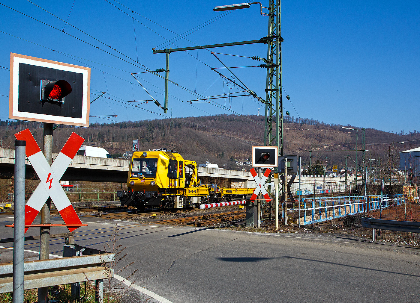 741 601 ein GAF 100 R/Modernisiert der DB Netz AG (Schweres Nebenfahrzeug Nr. 97 17 50 138 18-4) mit einem vorgestellten Gleiskraftwagenanhänger H27, fährt am 24.03.2021 auf der Siegstrecke (KBS 460) durch Niederschelden in Richtung Siegen. Das GAF 100 R wurde 1996 von GBM (Gleisbaumechanik Brandenburg/H. GmbH) unter der Fabriknummer 52.1.112 gebaut und 2018 modernisiert.