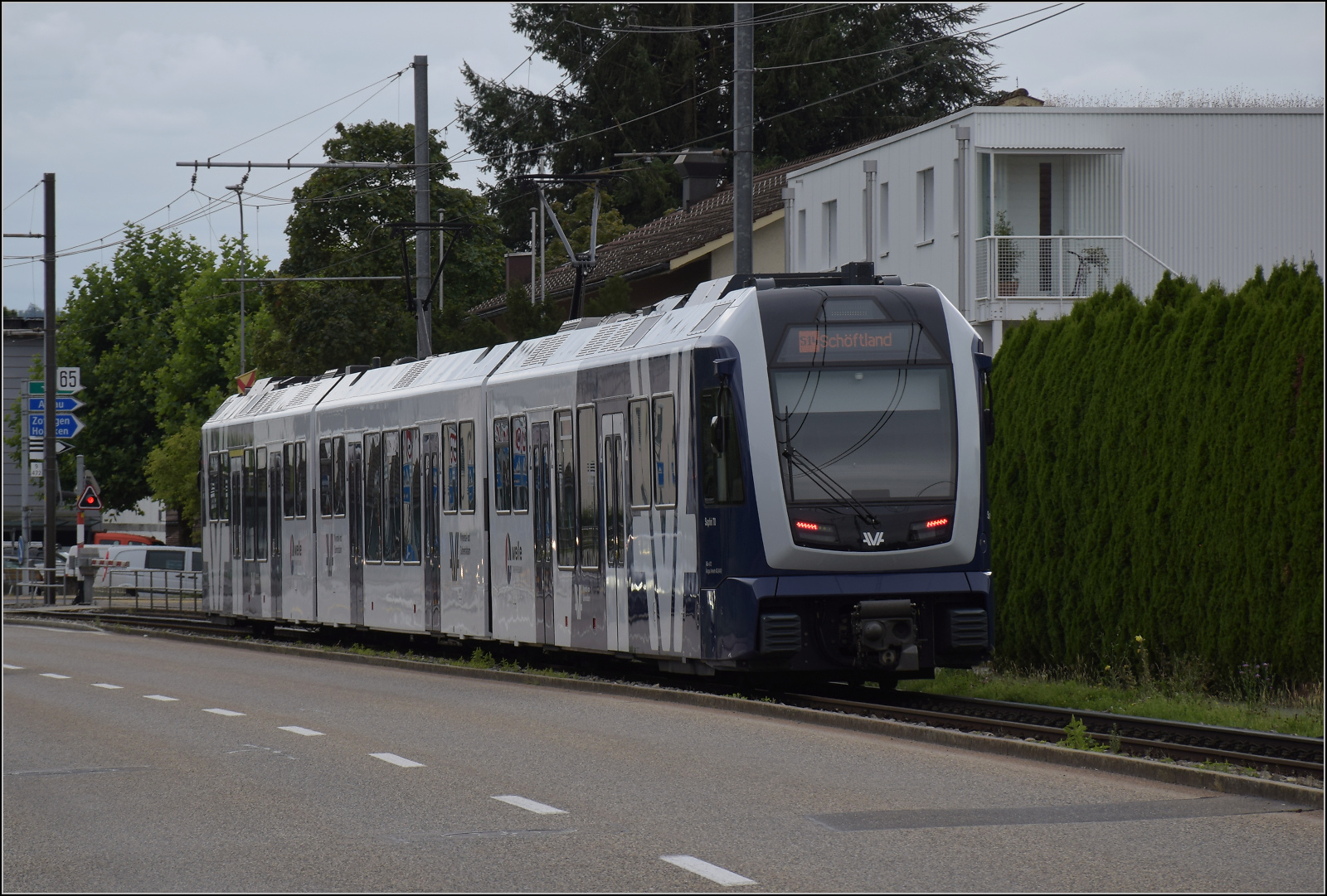 ABe 4/12 70 der AVA fährt nach Schöftland ein. August 2024. Diese Züge gehören der aktuellen Generation Schmalspurtriebzüge von Stadler an. Mit 6 Türen je Seite und einer Beschleunigung von 1,12 m/s² ist ein vernünftiger strassenbahnähnlicher Betrieb möglich. 5 Züge wurden 2019 ausgeliefert und sollen durch 5 weitere kürzere Züge ergänzt werden, damit eine Doppeltraktion in der maximalen Länge möglich sein wird.