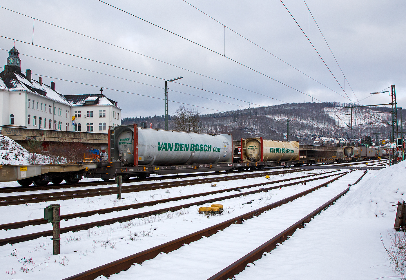 Achtachsiger niedrig gelegte Doppelwagen Mega II (Trag-/Taschenwagen-Doppeleinheit) der Serie I + II, 83 85 493 3 064-8 CH-HUPAC der Gattung Sdggmrrs, der Hupac Intermodal SA, im Zugverband am 21.01.2023 bei der Zugdurchfahrt in Niederschelden (Sieg), beladen mit zwei Tank-Containern.

Diese Wageneinheiten bestehen aus einer niedrigen Tragwagenhälfte für Container und Wechselbehälter („CT“) und einer niedrigen Taschenwagenhälfte („SK“). Die beiden Wagenhälften sind mit einer, im Normalbetrieb nicht zu trennenden, (von den Waggons der RoLa, Saadkms 690, abgeleiteten) Kurzkupplung verbunden.

Dieser Wagen wurden bereits 1997 von Waggonfabrik Talbot in Aachen gebaut. Bei Talbot wurde die 1. Serie von 74 Wagen gebaut, die 2. bis 4. Serie wurde von der Ferriere Cattaneo in Giubiasco (CH) gebaut.

TECHNISCHE DATEN:
Spurweite: 1.435 mm
Länge über Puffer: 36.680 mm
Drehzapfenabstand: 2 x 13.350 mm
Achsabstand im Drehgestellen: 1.800 mm
Eigengewicht: 35.200 kg
Max. Zuladung bei Lastgrenze: 93,0 t (ab Streckenklasse A)
Max. Geschwindigkeit: 100 km/h (beladen) / 120 km/h (leer)
Kleinster befahrbarer Gleisbogen: R 75 m
Bremse: O-GP-A (K)
Feststellbremse: Ja
Intern. Verwendungsfähigkeit: Privatwagen
