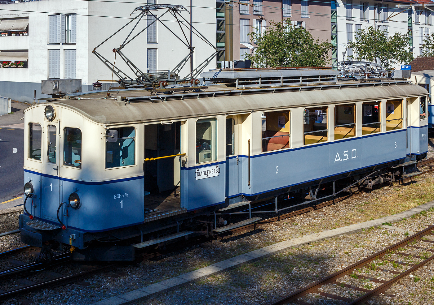 Als Ergänzung zu Stefan schönem Bild
Auch bei der Museumsbahn Blonay–Chamby wurde das „125-Jahr-Jubiläum“ der Linie Bex-Villars (später BVB) gefeiert („Le Chablais en fête“).  

Der elektrische Personentriebwagen mit Gepäckabteil A.S.D. BCFe 4/4 No.1 «TransOrmonan» der TPC am 9 September 2023 im Bahnhof Blonay, als Gastfahrzeug der TPC zu Besuch bei der BC.

Der Triebwagen wurde 1913 als BCZe 4/4 Nr.1 (Personentriebwagen mit Postabteil) von der SWS (Schweizerische Wagons- und Aufzügefabrik AG) in Schlieren gebaut, die erste elektrische Ausrüstung von der AEG (Allgemeine Elektricitäts-Gesellschaft, Berlin), und an die Aigle-Sépey-Diablerets-Bahn (ASD) geliefert. Um 1935 wurde das Postabteil durch ein Gepäckabteil ersetzt so war dann die neue Bezeichnung ASD BCFe 4/4 Nr. 1.

Am 26. Juni 1940 zerstörte ein Großbrand im Depot Aigle drei der fünf Triebwagen und vier von fünf Personenwagen. Damit wäre das Schicksal der Aigle-Sépey-Diablerets-Bahn wohl besiegelt gewesen, hätten nicht die Montreux-Berner Oberland-Bahn (MOB) und die Chemins de fer électriques Veveysans (CEV) die geschädigte Bahngesellschaft mit je einem Personenwagen unterstützt. 

So wurde der angeschlagene Triebwagen BCFe 4/4 – 1 bei SWS 1941 neuaufgebaut, mit dem Neuaufbau erhielten die Fahrzeuge eine neue elektrische Ausrüstung, diese kam nun aber von der BBC (Brown Boveri et Cie, Baden), zudem wurden nun Druckluftbremsen statt Vakuumbremsen eingebaut. Im Jahr 1956 gab es dann noch einen Klassenwechsel, somit neue Bezeichnung ASD ABDe 4/4 – 1. Der Triebwagen war bis 1987 bei der ASD im Plandienst.

TECHNISCHE DATEN:
Baujahr: 1913 / 1941 Neuaufbau
Spurweite: 1.000 mm
Achsformel: Bo’Bo’
Wagenkastenmaterial: Stahl
Länge über Puffer: 15.460 mm
Drehzapfenabstand: 8.700 mm
Achsabstand im Drehgestell: 2.100 mm
Breite: 2.700 mm
Eigengewicht: 25 t (ursprünglich 25,1)
Höchstgeschwindigkeit: 50km/h (ursprünglich 25 km/h)
Leistung: 240 kW (ursprünglich 148 kW)
Stromsystem: 1500 Volt DC (Gleichstrom)
Elektrische Ausrüstung: Schützensteuerung
Sitzplätze: 40 (8 in der 2. und 32 in der 3. Klasse)
