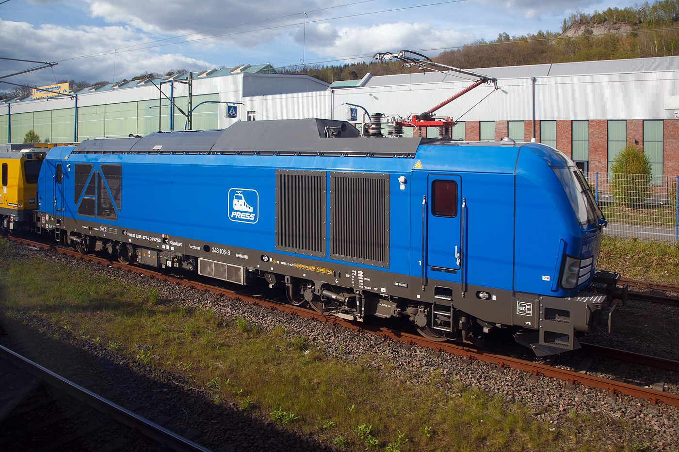 Am Rckweg von Kln am 30.04.2023, konnte ich schon den Schienenprfzug in der ungewhnlichen Komposition, in Wissen (Sieg) aus dem Zug heraus sehen. An den Lichtern der fhrenden  Lok konnte ich erkennen, dass er uns berholen lassen muss und wohl dann unserem RE 9 folgt.

Hier im Detail die SIEMENS Vectron Dual Mode 248 027-5 (90 80 2248 027-5 D-PRESS) alias 248 106-8 der PRESS (Eisenbahnbau- und Betriebsgesellschaft Pressnitztalbahn mbH, Jhstadt). Die Lok wurde 2022 von SIEMENS in Mnchen-Allach unter der Fabriknummern 23169 gebaut und an die PRESS - Eisenbahnbau- und Betriebsgesellschaft Pressnitztalbahn mbH in Jhstadt geliefert. Die Vectron DM hat die Zulassung fr Deutschland fr eine Hchstgeschwindigkeit 160 km/h.

Die Bildqualitt ist durch die nicht so gut, wie die in Kirchen vom Bahnsteig, aber hier der halt von der anderen Seite.
