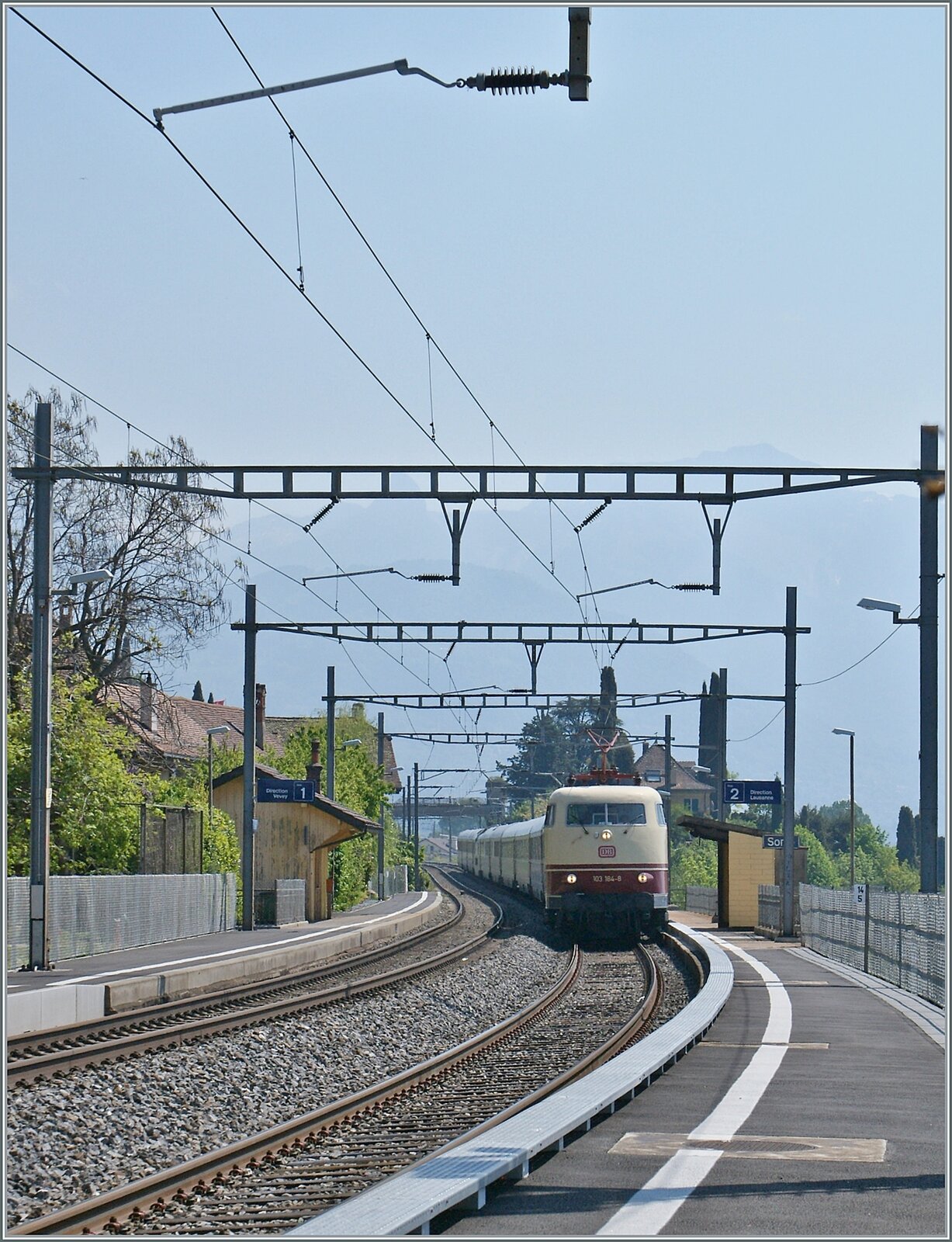 Angenehm  überrascht wurde beim Warten in St-Saphorin der wunderschönen 103 184-8 die mit einem  TEE  Zug in Richtung Lausanne fuhr. Leider war die DB 103 184- nur wenige Jahre mit TEE-Sonderzügen in der Schweiz unterwegs. 

26. April 2011