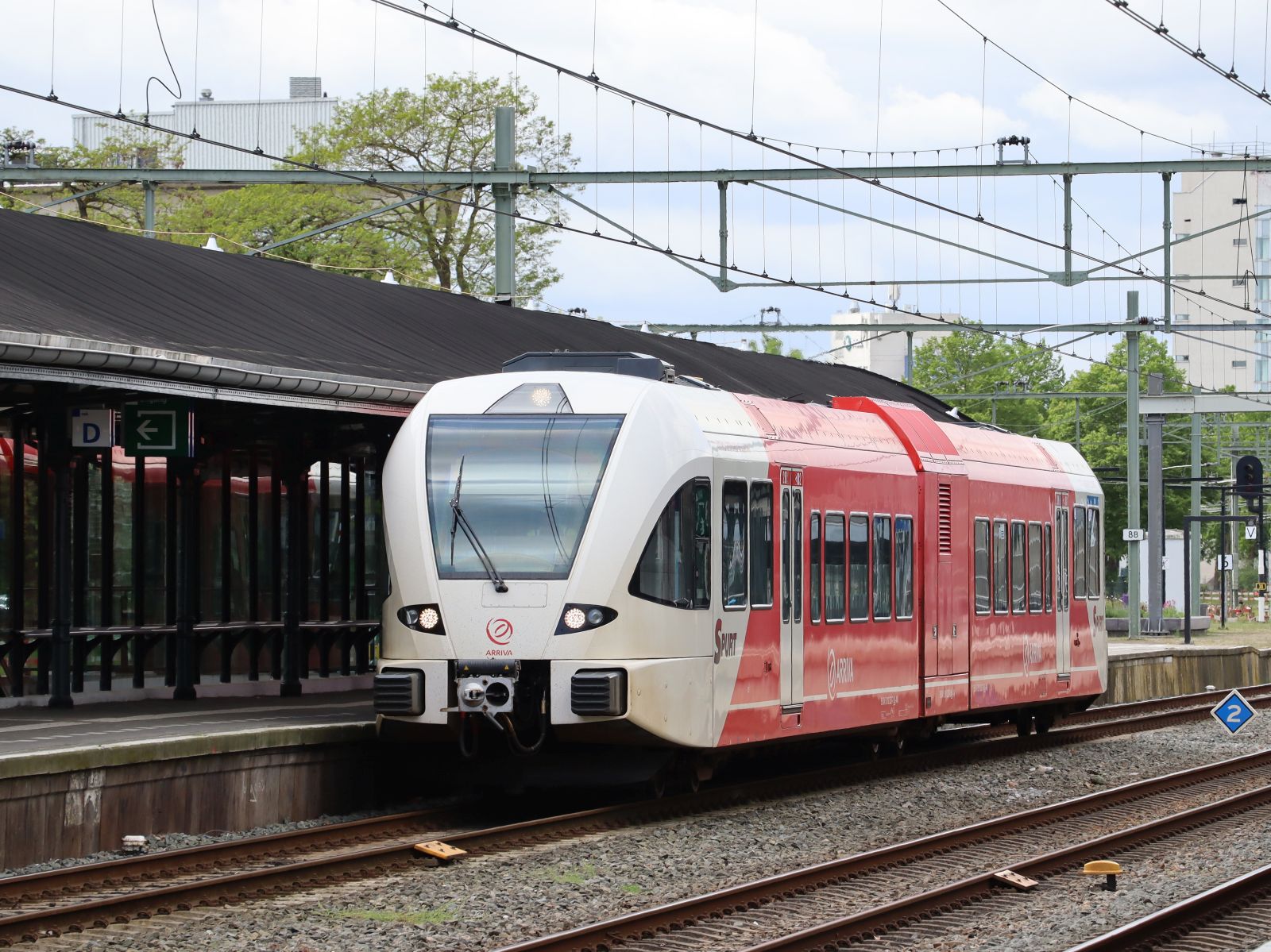 Arriva Stadler D-GTW 2/6 Spurt Dieseltriebzug 10 252  Ottho Gerhard Heldring  spoor 3 Bhanhof Apeldoorn 16-05-2023.

Arriva Stadler D-GTW 2/6 Spurt dieseltreinstel 10 252 met de naam  Ottho Gerhard Heldring  spoor 3 Apeldoorn 16-05-2023.