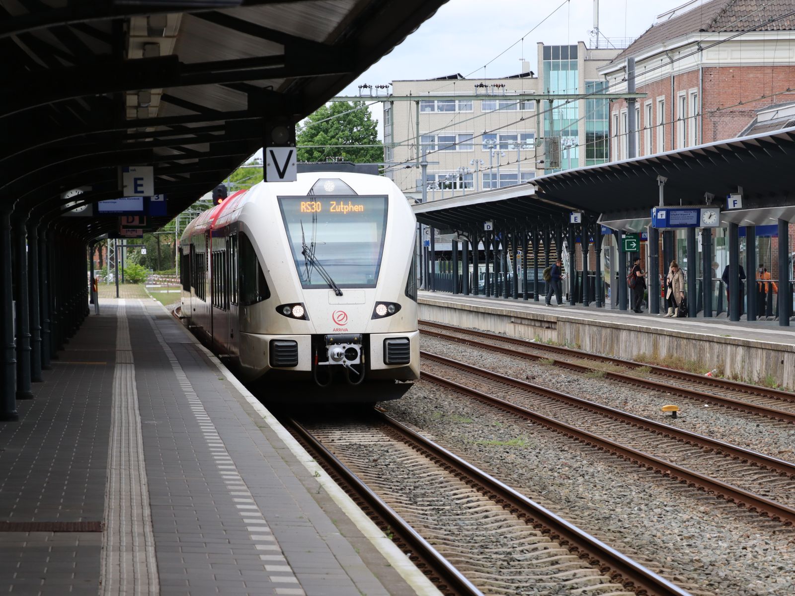 Arriva Stadler D-GTW 2/8 spurt Dieseltriebzug 10 370 mit dem Name  Piet Mondriaan  Gleis 3 Apeldoorn 16-05-2023.

Arriva Stadler D-GTW 2/8 spurt dieseltreinstel 10 370 met de naam  Piet Mondriaan  spoor 3 Apeldoorn 16-05-2023.