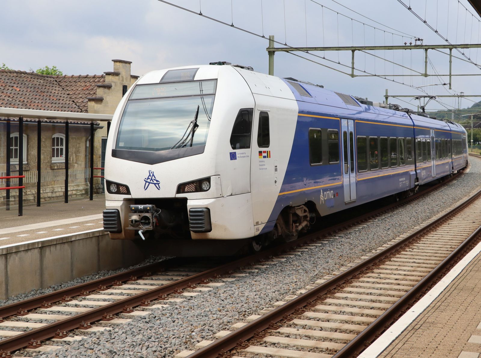 Arriva Stadler FLIRT3 Triebzug 556 Gleis 1 station Valkenburg 18-08-2024.

Arriva Stadler FLIRT3 treinstel 556 spoor 1 station Valkenburg 18-08-2024.