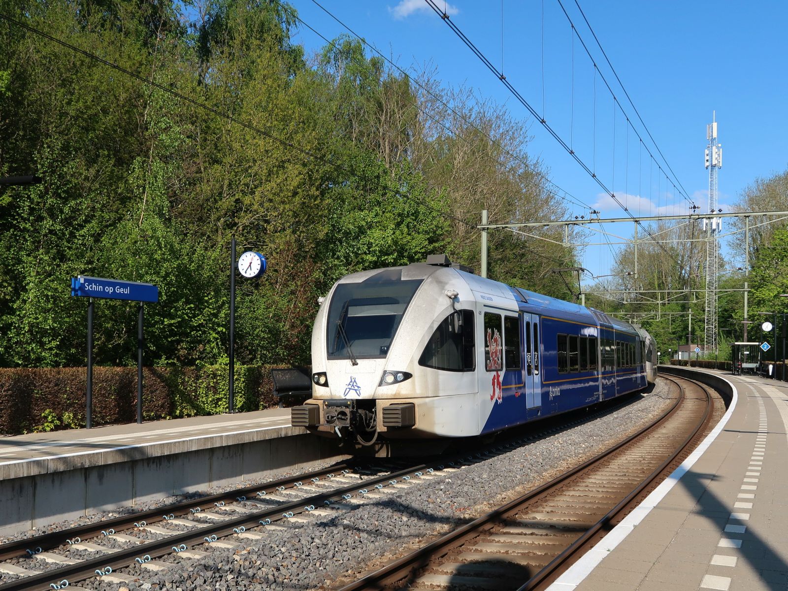 
Arriva Stadler Triebzug E-GTW 2/6  426 mit dem Name  Pieke Dassen  und 430 mit dem Name  Sjeng Kremers  G2 Bahnhof Schin op Geul 26-04-2025.


Arriva Stadler E-GTW 2/6 treinstel 426 met de naam  Pieke Dassen  en 430 met de naam  Sjeng Kremers  spoor 2 station Schin op Geul 26-04-2025.
