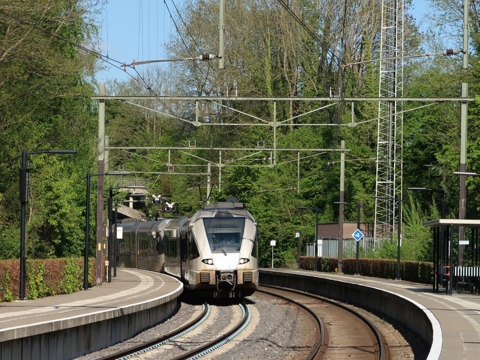 
Arriva Stadler Triebzug E-GTW 2/6  426 mit dem Name  Pieke Dassen  und 430 mit dem Name  Sjeng Kremers  G2 Bahnhof Schin op Geul 26-04-2025.


Arriva Stadler E-GTW 2/6 treinstel 426 met de naam  Pieke Dassen  en 430 met de naam  Sjeng Kremers  spoor 2 station Schin op Geul 26-04-2025.