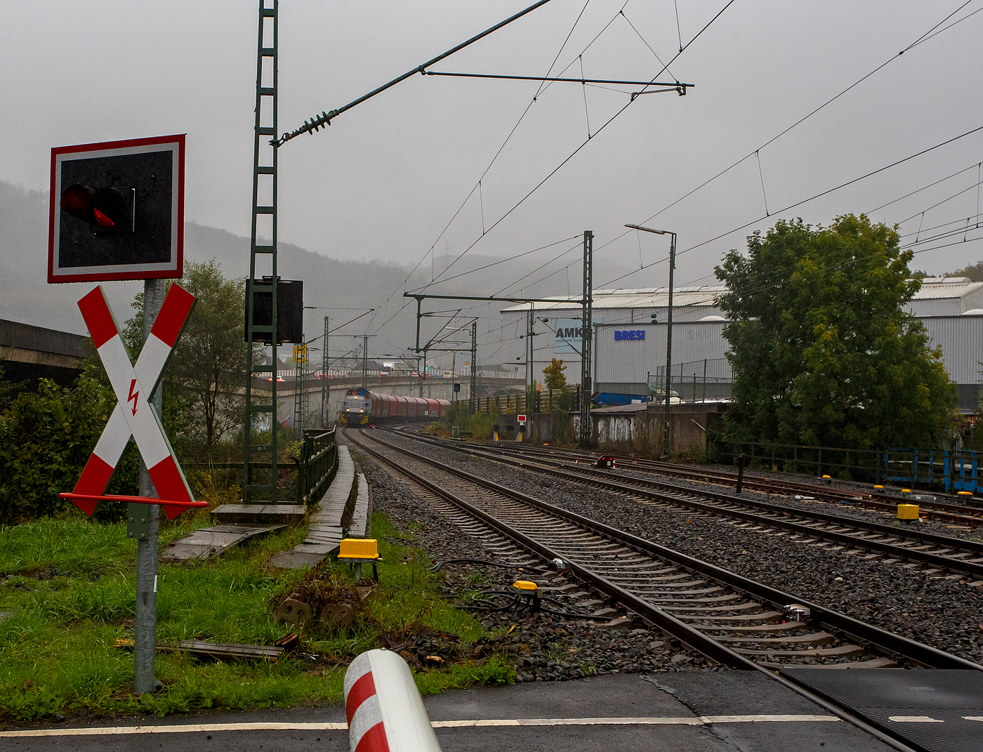 Auch bei Regen fahren Züge, so ging ich auch nochmal an die Strecke. Die KSW 42 bzw. 277 902-3 (92 80 1277 902-3 D-KSW) der KSW (Kreisbahn Siegen-Wittgenstein), fährt am 06 Oktober 2025, mit einem Coilzug durch Niederschelden/Niederschelderhütte in Richtung Betzdorf/Sieg. 

In Betzdorf setzt die Lok dann um und bringt dann den Coilzug, über die KBS 462 „Hellertalbahn“, nach Herdorf auf den KSW Rangierbahnhof Herdorf (Freien Grunder Eisenbahn KSW NE447 / DB-Nr. 9275). 