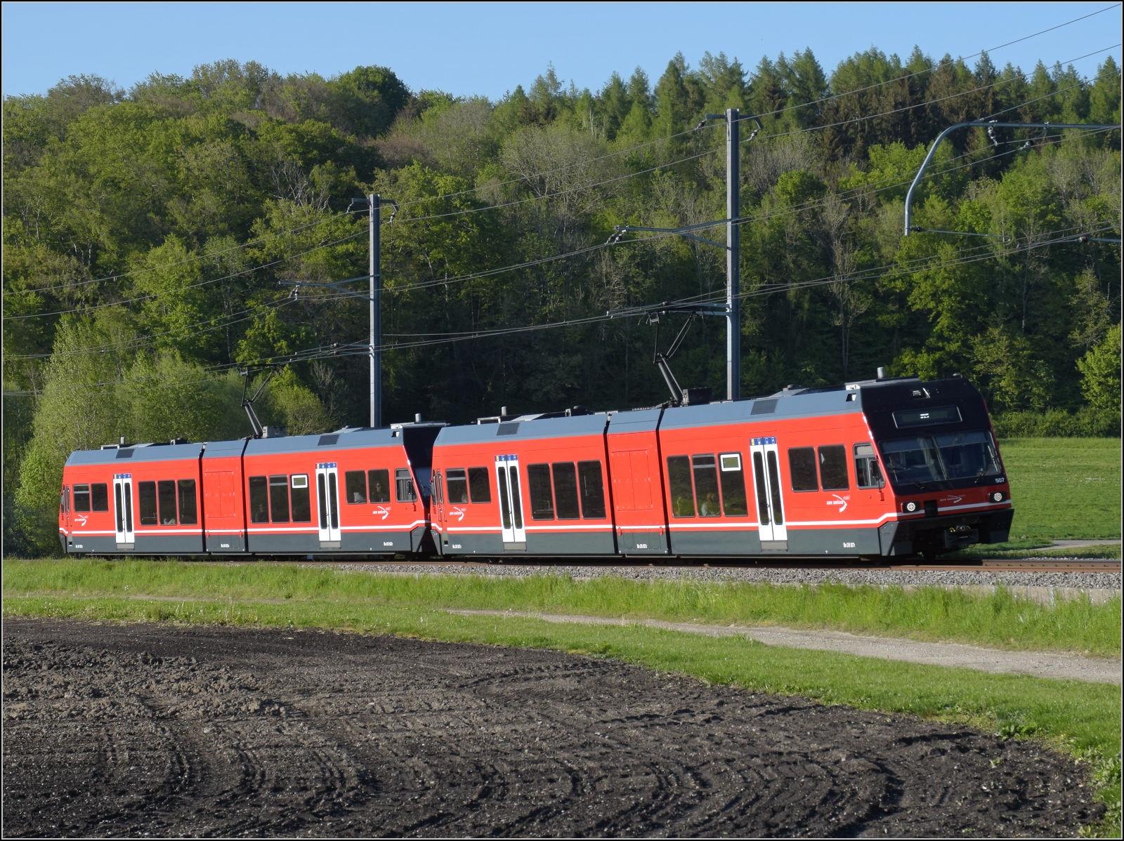 Auf der Biel-Täuffelen-Ins Bahn.

GTW Be 2/6 507 und GTW Be 2/6 502 der ASm. Siselen, April 2022. 