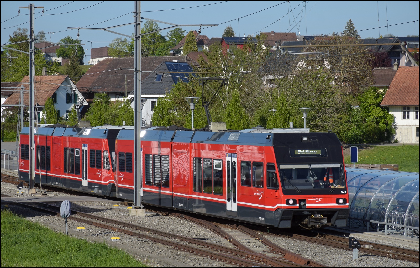 Auf der Biel-Täuffelen-Ins Bahn.

GTW Be 2/6 503 und GTW Be 2/6 505 der ASm an der Haltestelle Siselen-Finsterhennen. April 2022.