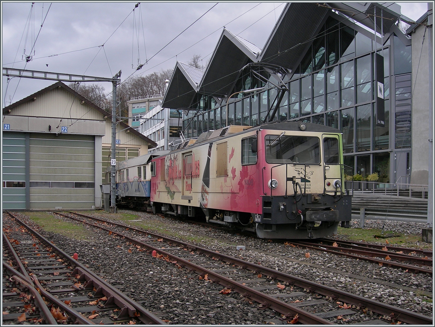 Aus dem CFZe 4/4 28, späten BDe 4/4 28 und in der folge zum De 4/4 28 mutierten MOB Triebwagen ist wieder der BDe 4/4 28 geworden und nun steht der hundertjährige Triebwagen hinter der MOB GDe 4/4 6006 in Vevey. 

3. Dez. 2024