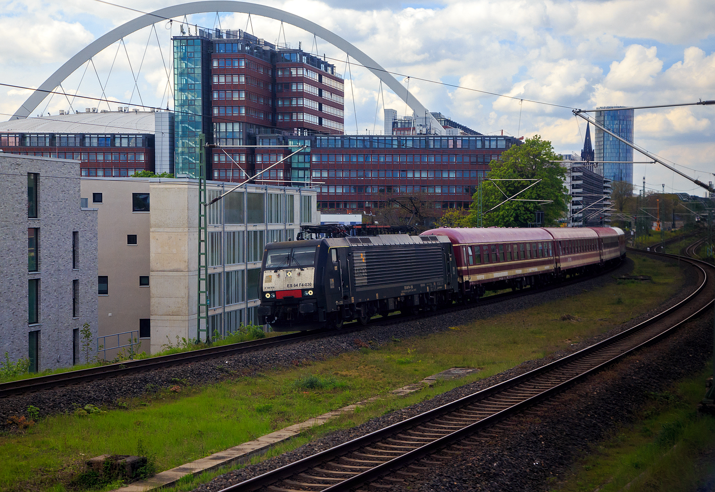 Aus dem Zug heraus...
Die MRCE Dispolok ES 64 F4-030 bzw. E 189 930-1 (91 80 6189 930-1 D-DISPO Class 189 - VD) fährt am 30.04.2023 mit einem Euro-Express Sonderzug von Köln in östlicher Richtung.

Die Siemens EuroSprinter ES 64 F4 wurde 2006 von SIEMENS in München-Allach unter der Fabriknummer 21243 gebaut. An der Bezeichnung Class 189 VD kann man das installierte Länderpaket erkennen (VD = Zugsicherungssystem Paket für Deutschland, Österreich, Italien, Slowenien, Kroatien).

Das Unternehmen Euro-Express Sonderzüge GmbH & Co. KG mit Sitz in Münster (Westfalen) ist einer der größten Veranstalter von Sonderzügen in Europa. Man hat 25 Jahre Erfahrung als Anbieter von Sonderzügen und eine etwa 50 Wagen umfassende Fahrzeugflotte.
