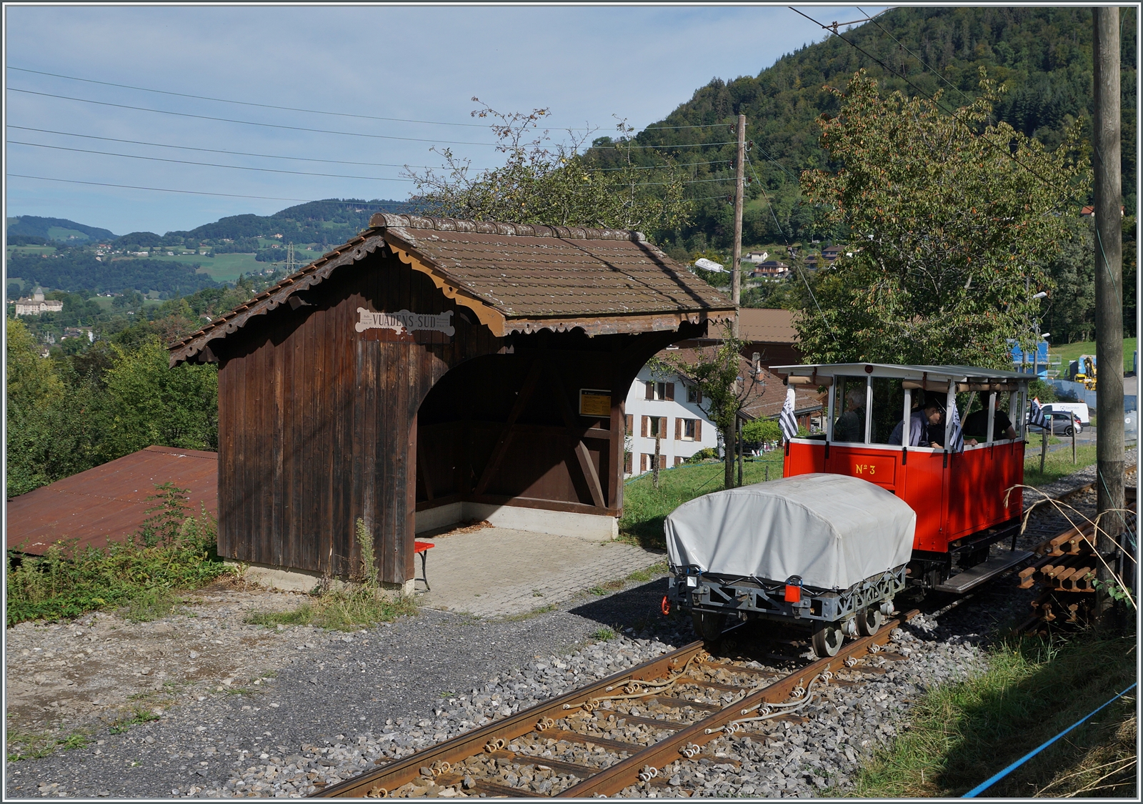 Autour de la voie ferrée / Rund um die eiserne Bahn (Herbstevent 2024) - Cornaux, oder heute  - Vuadens Sud - die kleine Dm 2/2 N° 3  Le Biniou  des Réseau Breton (RB) fährt an der Haltestelle ohne Halt vorbei. 

7. Sept. 2024