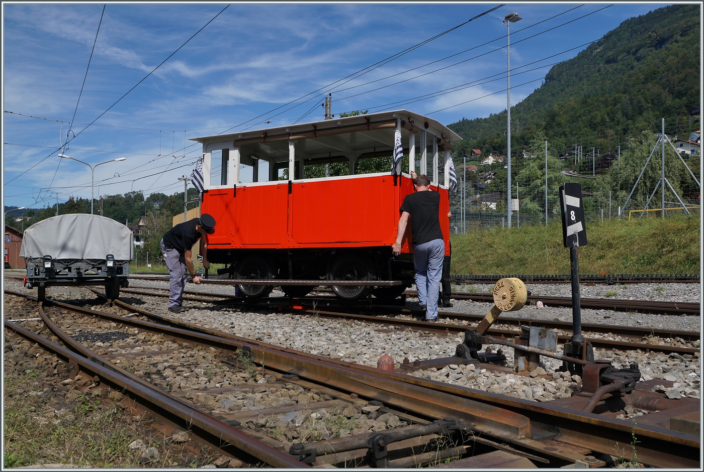 Autour de la voie ferrée / Rund um die eiserne Bahn (Herbstevent 2024) - Der kleine Star des Tages, die Dm 2/2 N° 3  Le Biniou  des Réseau Breton (RB) ist nicht nur winzig klein,  Le Biniou  hat auch eine  Drehscheibe  mit an Bord, welche das Abdrehen des Dm 2/2 N° 3 an jeder Stelle ermöglicht. Hier wird der Dm 2/2 in Blonay für die nächste Fahrt nach Chantemerle um 180° gedreht. 

7. Sept. 2024 