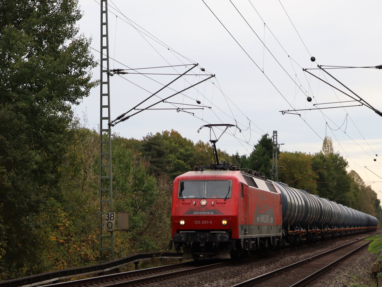 Bahnlogistik24 Lokomotive 120 201-9 (91 80 6120 201-9 D-BLC) Grenzweg, Hamminkeln 03-11-2022.

Bahnlogistik24 locomotief 120 201-9 (91 80 6120 201-9 D-BLC) Grenzweg, Hamminkeln 03-11-2022.