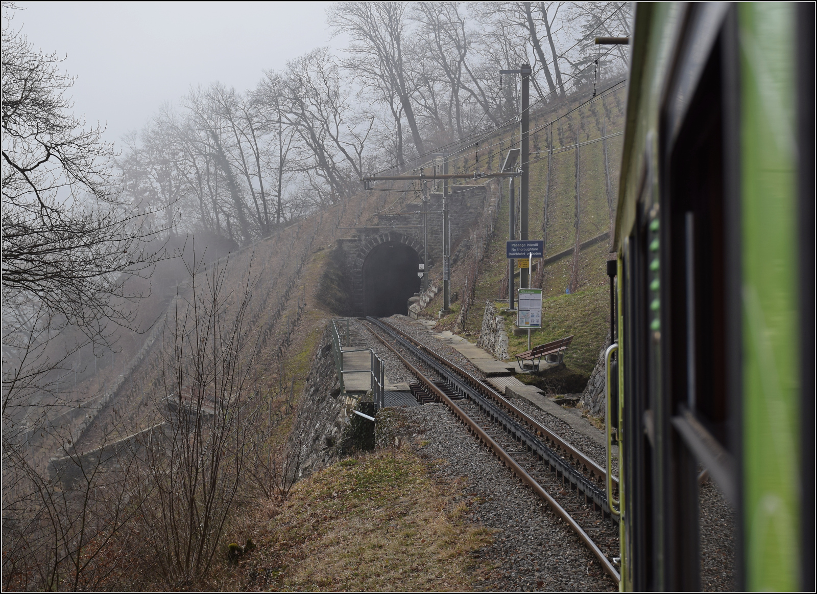 BDeh 4/4 313 bringt den Zug mit Bt 351 und Bt 362 nach Aigle. Ein paar Eindrücke von der Strecke. Eine etwas überraschend gestaltete Haltestelle ist Pont-de-Drapel. Dahinter ist laut Schild die Durchfahrt verboten, was eine echte Waadtländer Lokführerin nicht interessiert, deutsche Ansagen kann man getrost ignorieren... Janaur 2026.