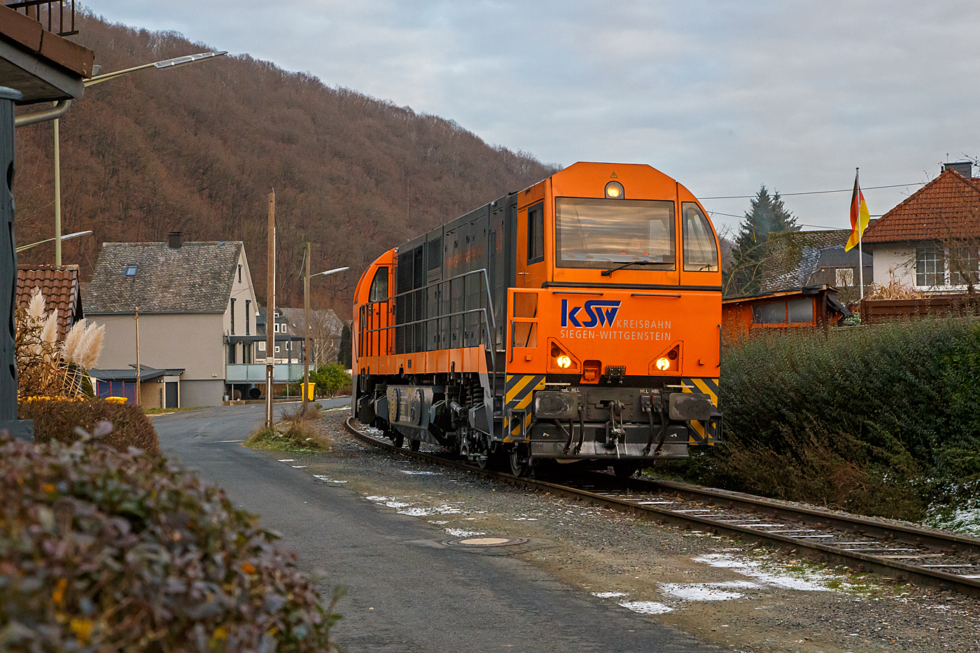 Bedingt durch die Streckenfhrung und die hohe Achslasten kann die Lok nur mit gemchlichem Tempo fahren, so war ich mit dem PKW schneller.....
Nun fhrt KSW 43 (92 80 1273 018-2 D-KSW), die asymmetrische Vossloh G 2000 BB der KSW (Kreisbahn Siegen-Wittgenstein) durch Struthtten und erreicht alsbald den Rbf Herdorf der KSW.

Die Strecke „Freien Grunder Eisenbahn“ (NE 447 / DB-Nr. 9275) von Herdorf nach Neunkirchen-Salchendorf (ehemals Pfannenberger Einigkeit) ist eine private Strecke (Infrastruktur) der Kreisbahn Siegen-Wittgenstein.

Nochmal einen lieben Gru an das KSW Personal zurck.
