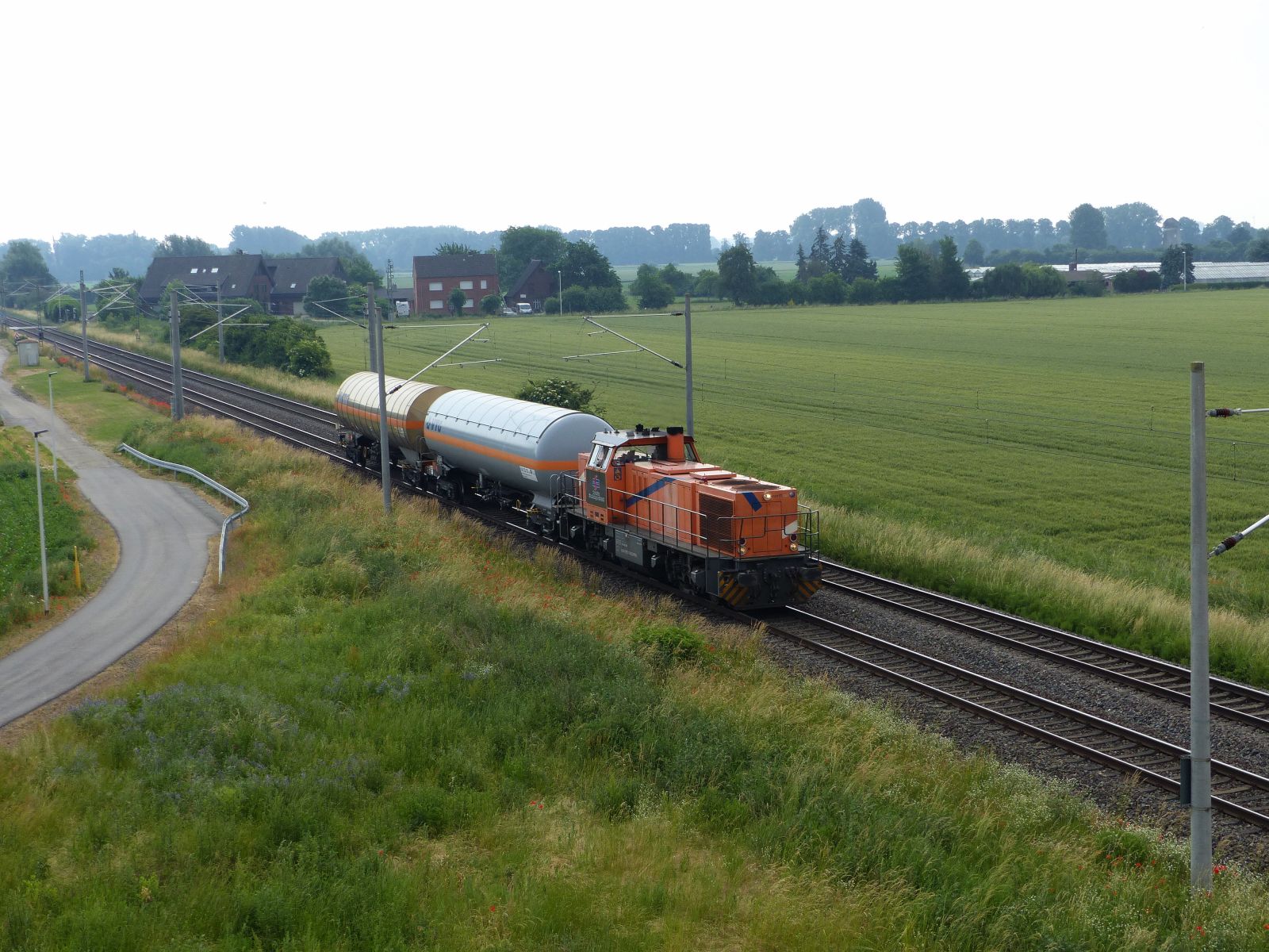 BEG (Bocholter Eisenbahn Gesellschaft ) Dieselokomotive 275 103-7 (98 80 1275 103-7 D-NRAIL) mit Aufschrift  North Rail  Baujahr 1993. Baumannstrasse, Praest bei Emmerich. 18-06-2021.
BEG (Bocholter Eisenbahn Gesellschaft) dieselocomotief 275 103-7 (98 80 1275 103-7 D-NRAIL) nog met opschrift  North Rail  bouwjaar 1993. Baumannstrasse, Praest 18-06-2021.