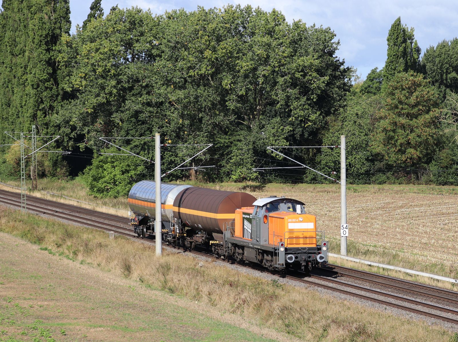 BEG (Bocholter Eisenbahn Gesellschaft) Diesellok 295 057-4 mit Aufschrift  FC Bocholt Oberliga-Meister 2022  . Baumannstrasse, Praest 16-09-2022.

BEG (Bocholter Eisenbahn Gesellschaft) dieselloc 295 057-4 met opschrift  FC Bocholt Oberliga-Meister 2022  . Baumannstrasse, Praest 16-09-2022.


