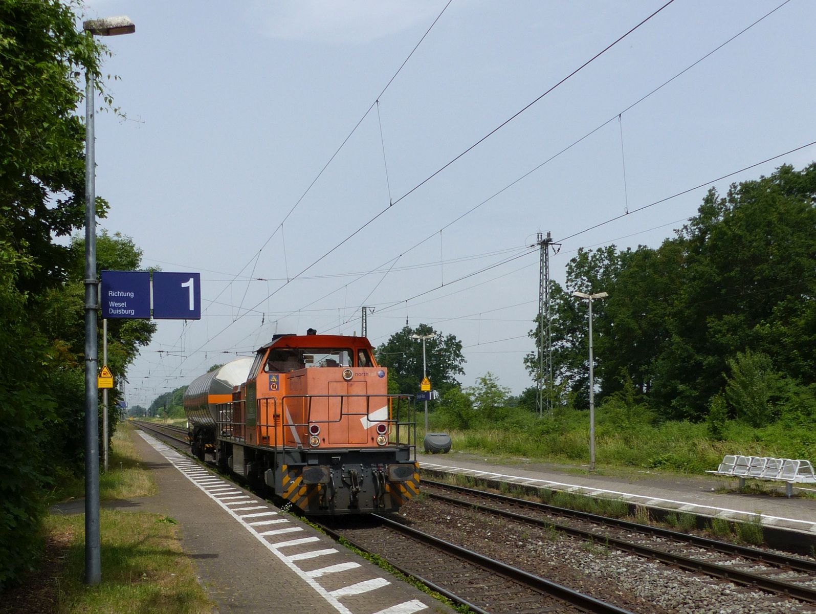 BEG (Bocholter Eisenbahn Gesellschaft) Diesellokomotive275 103-7 (98 80 1275 103-7 D-NRAIL) mit Aufschrift  North Rail  Baujahr 1993 Bahnhof Empel-Rees 18-06-2021.

BEG (Bocholter Eisenbahn Gesellschaft) diesellocomotief 275 103-7 (98 80 1275 103-7 D-NRAIL) nog met opschrift  North Rail  bouwjaar 1993 station Empel-Rees 18-06-2021.