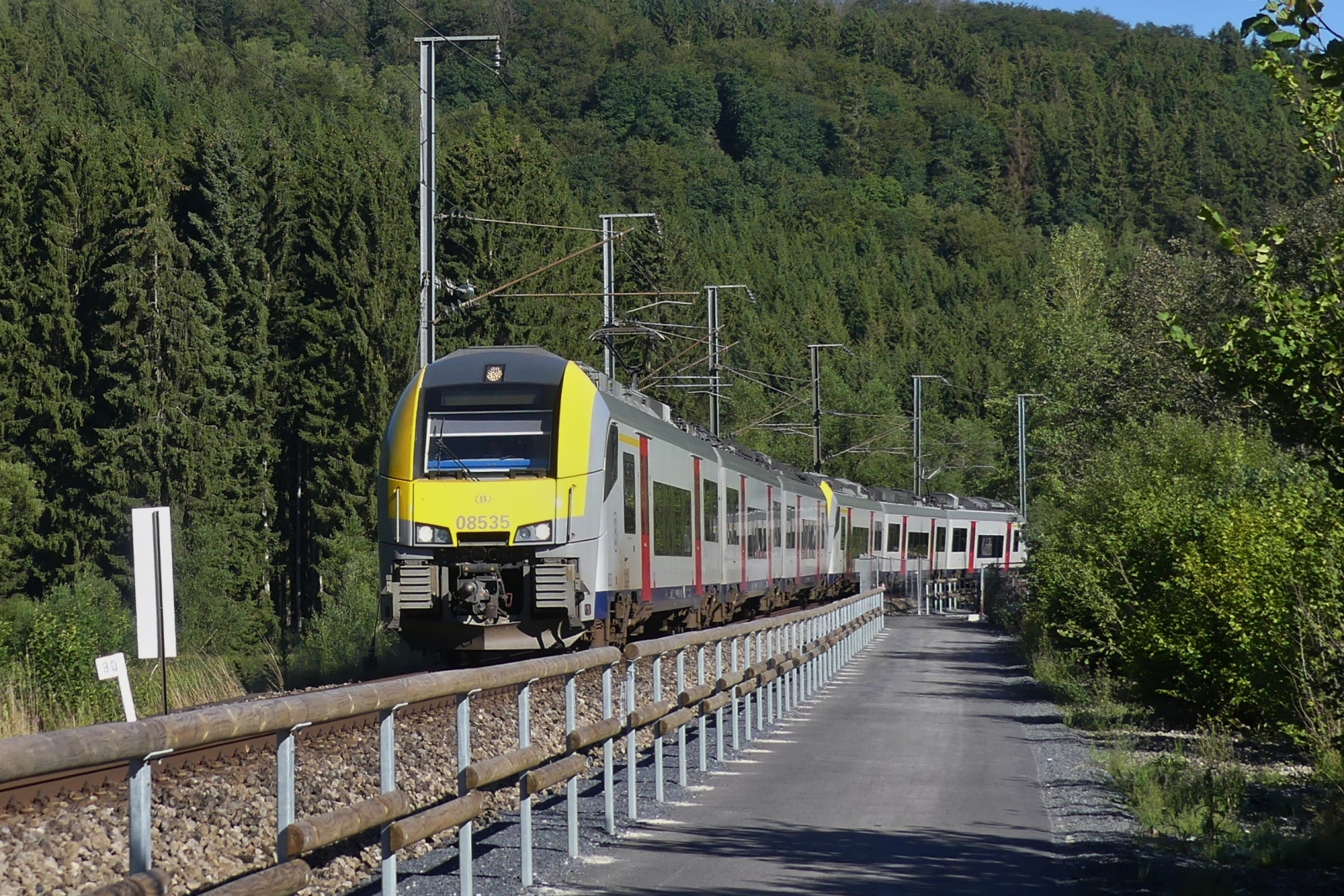Beim Besuch des provisorisch eröffnetem Fahrrad- und Wanderweg, an der Bahn entlang zwischen Maulusmühle und Clervaux. Ist SNCB 08535 und 08537 von Lüttich in Richtung Luxemburg unterwegs. 10.08.2021

