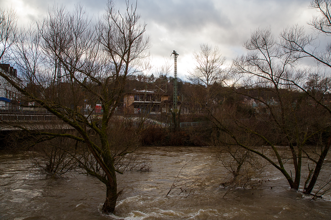 Blick auf den Bahnhof Betzdorf/Sieg am 15.01.2023, von der gegenüberliegenden Seite der Sieg (bei Hochwasser).