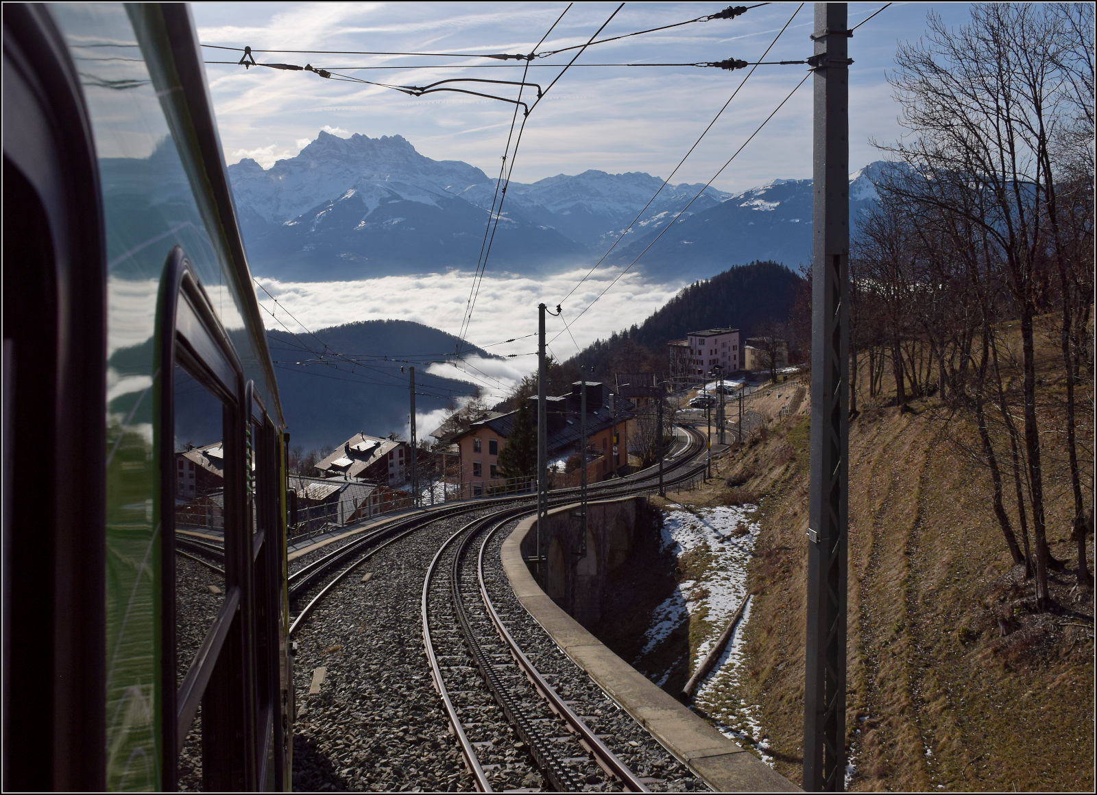 Blick auf die Doppelspur der AL. In historischen Bildern im Bahnhof Leysin Feydey sieht man, dass die Doppelspur offenbar schon 1913 bestand. Leysin, Januar 2026.