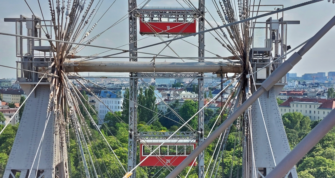 Blick aus einer Kabine am Riesenrad auf die Mittelachse von diesem mit ihren vielen Verstrebungen. Wien 31.05.2023 Foto Smartphone Jeanny) 
