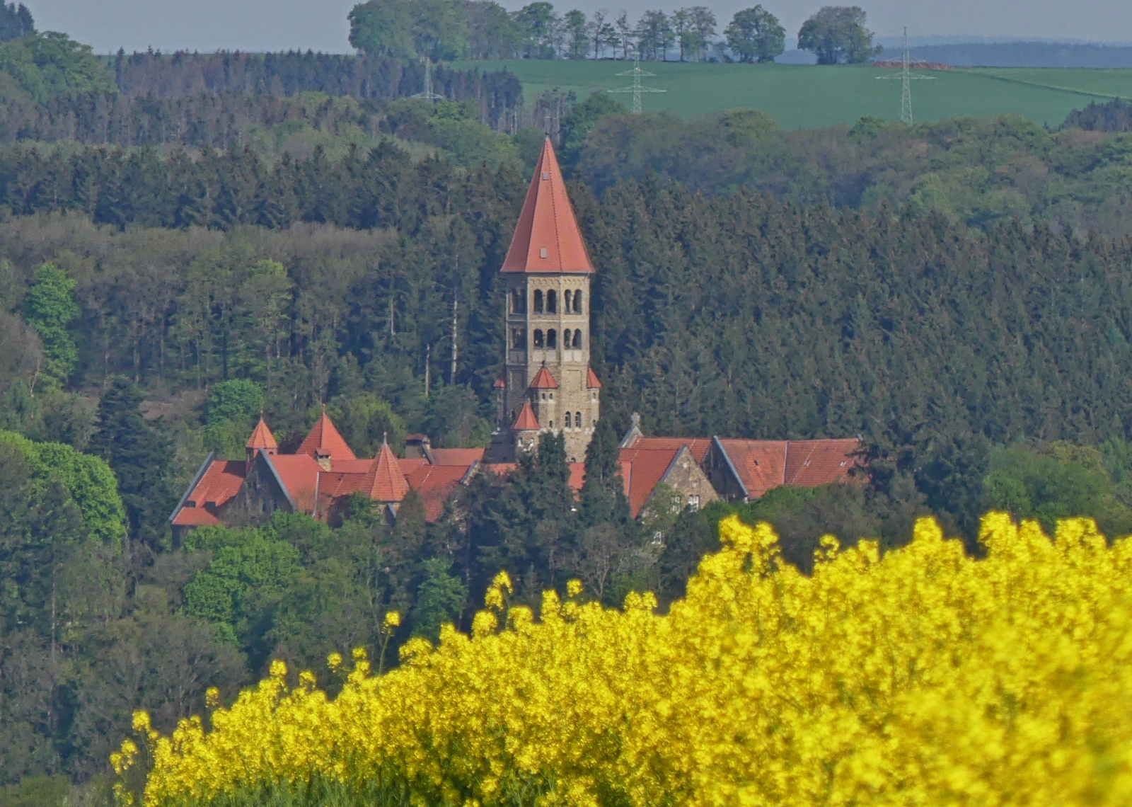 Blick von der Straße Munshausen nach Marnach über das Rapsfeld auf die Benediktinerabtei von Clervaux. 13.05.2023 (Jeanny)