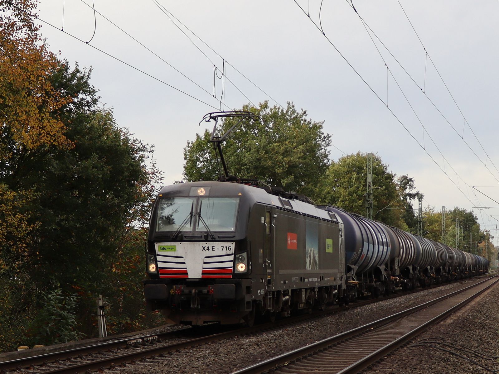 BLS Cargo Lokomotive 193 716-8  (91 80 6193 716-8 D-DISPO) Mietlok MRCE Grenzweg, Hamminkeln 03-11-2022.

BLS Cargo locomotief 193 716-8  (91 80 6193 716-8 D-DISPO) gehuurd van MRCE Grenzweg, Hamminkeln 03-11-2022.