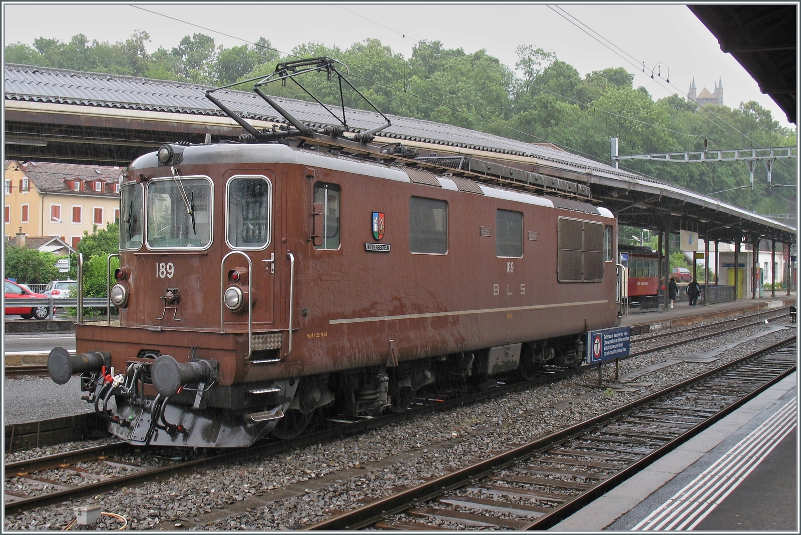 BLS Re 4/4 181 - 189 ab 1974; die BLS Re 4/4 189  Niedergesteln  wartet in Vevey auf die Weiterfahrt. 

2. Juli 2007