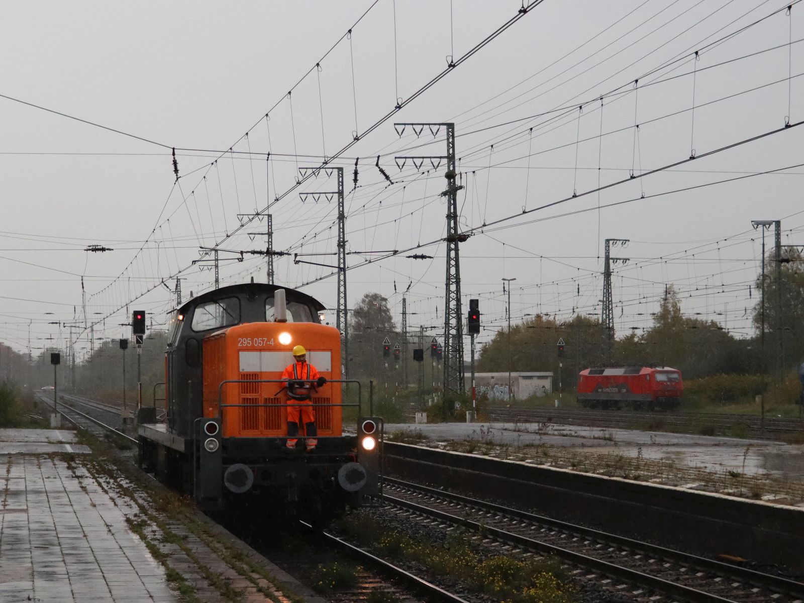 Bocholter Eisenbahn Gesellschaft (BEG) Diesellok 295 057-4 Durchfahrt Gleis 2  Emmerich am Rhein 03-11-2022.

Bocholter Eisenbahn Gesellschaft (BEG) dieselloc 295 057-4 doorkomst spoor 2  Emmerich am Rhein 03-11-2022.
