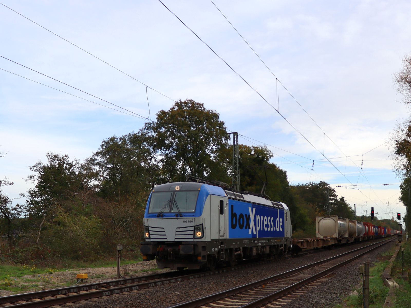 BoxXpress Lokomotive 193 536-0 (91 80 6193 536-0 D-BOXX) Frietenweg, Hamminkeln 03-11-2022.

BoxXpress locomotief 193 536-0 (91 80 6193 536-0 D-BOXX) Frietenweg, Hamminkeln 03-11-2022. 