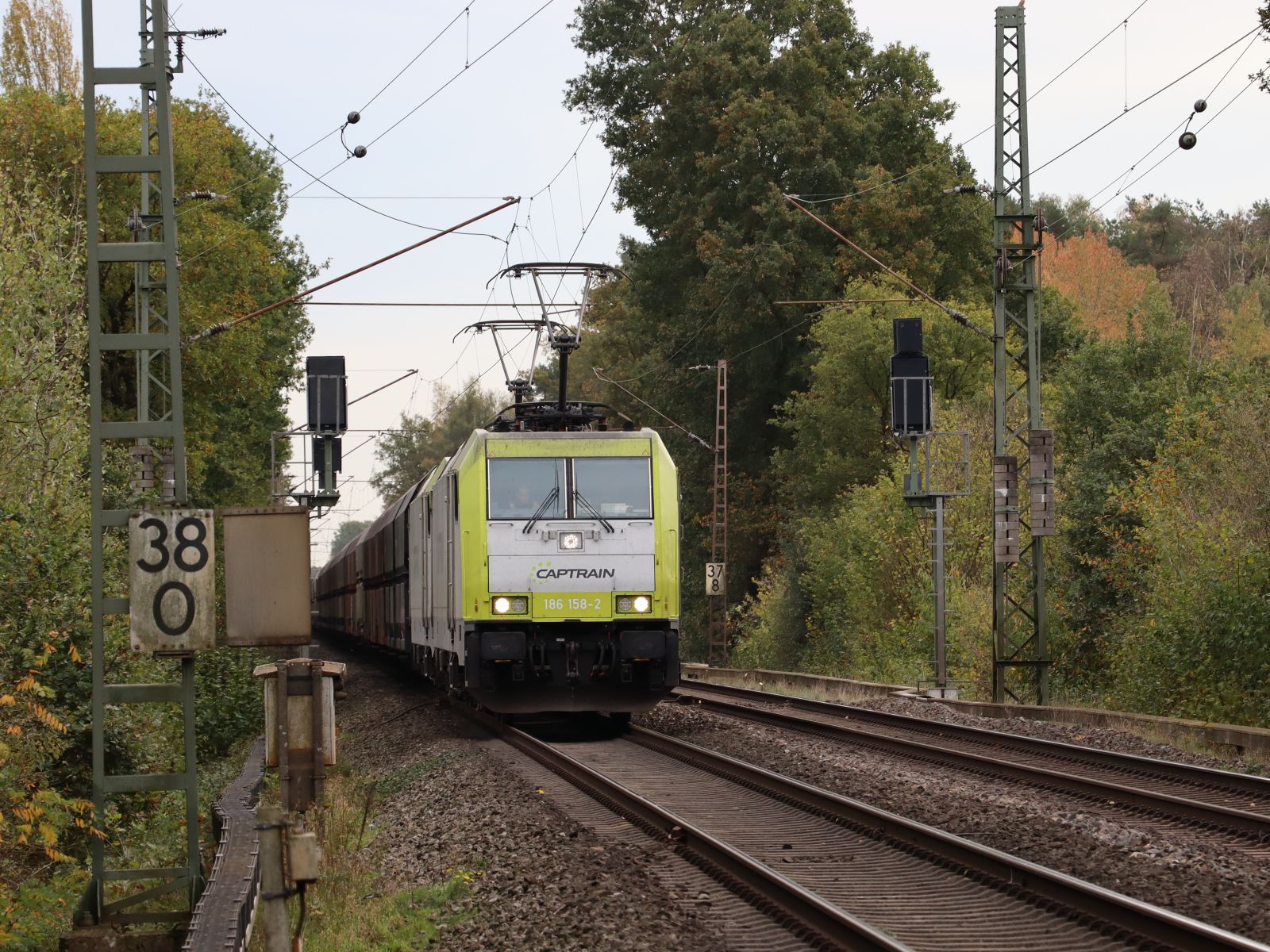 Captrain Lokomotive 186 158-2 (91 80 6186 158-2 D-CCW) mmit Schwesterlok Grenzweg, Hamminkeln 03-11-2022.

Captrain locomotief 186 158-2 (91 80 6186 158-2 D-CCW) met zusterloc Grenzweg, Hamminkeln 03-11-2022.