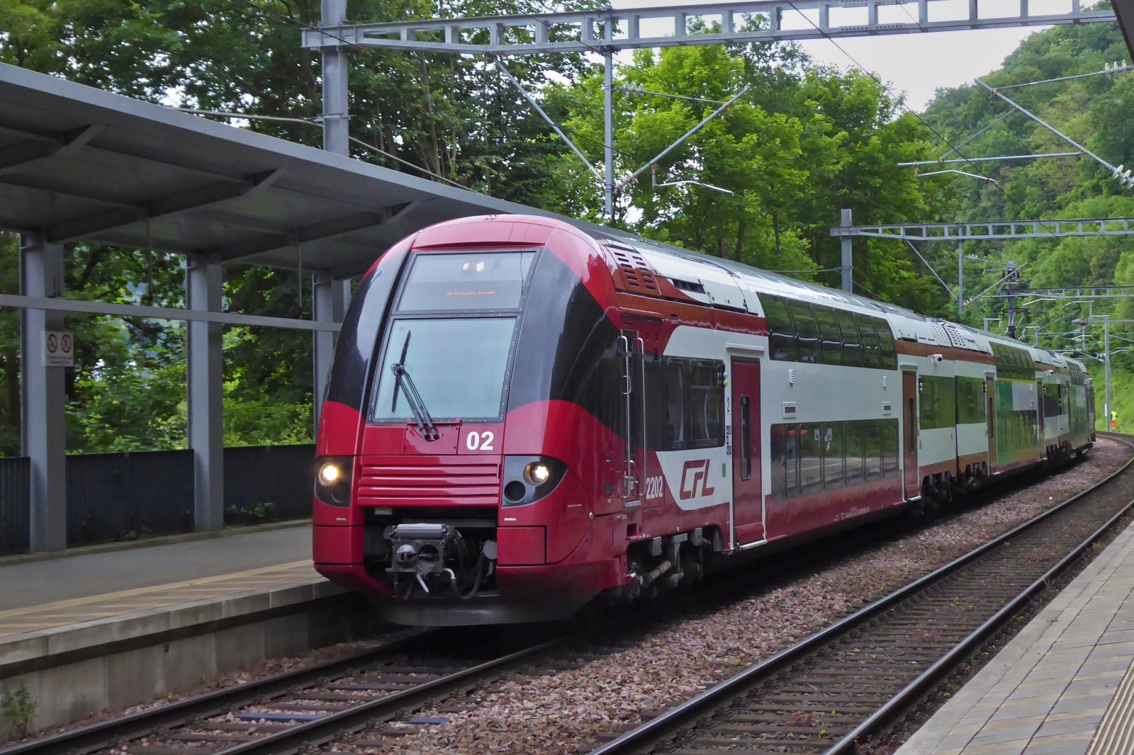 CFL 2202, im neuen Farbkleid, an der Haltestelle Pafendall-Kierchbierg in Luxemburg, endlich fuhr er mir auch vor die Linse, seit Februar fährt dieser Triebzug schon im neuen Look. 
Seine Fahrt heute, geht von Troisvierges im Norden des Landes bis nach Rodange, im Süden an der französischen Grenze. 10.06.2024    