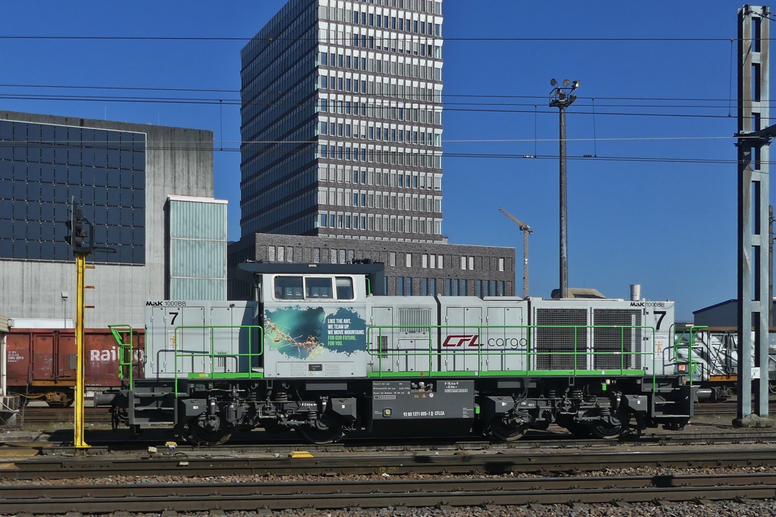 CFL Cargo 1107, steht vor einem Signal nahe dem Bahnhof Belval Universit, Foto aus einem Zug aufgenommen. 08.03.2024