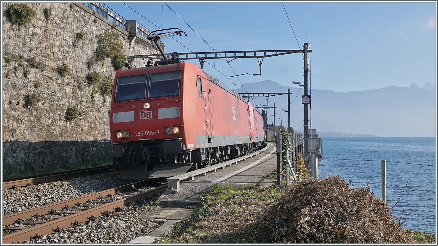 Da an Samstagen eigentlich keine Güterzüge fahren war ich nicht darauf vorbereitet und stand schlecht, wobei man zu dieser Tageszeit bei Zügen aus dieser Richtung in St-Saphorin nie  gut  stehen kann. 
Die DB 185 095-7 und eine weiter sind mit dem Noveliszug von Sierre nach Göttingen unterwegs. Immerhin das Bild bzw. die Situation erinnerte mich an eine ähnlich Fotoszene, so dass ich zu Hause im Archiv suchte und das Gefundene nun auf den zwei nun folgenden Bildern zeige. 

16. Nov. 2024