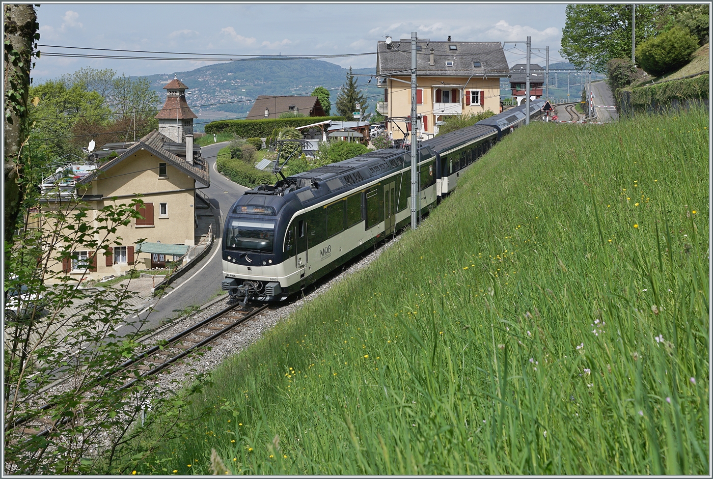 Da der Blonay-Chamby  Normal -Fahrplan um die Mittagszeit eine kleine  Pause  einlegt, nutzte ich die Gelegenheit um die MOB bei Chamby zu fotografieren. 
Im Bild der MOB Alpina ABe 4/4 9303 mit einem Regionalzug von Zweisimmen nach Montreux beim Verlassen von Chamby. 

6. Mai 2023