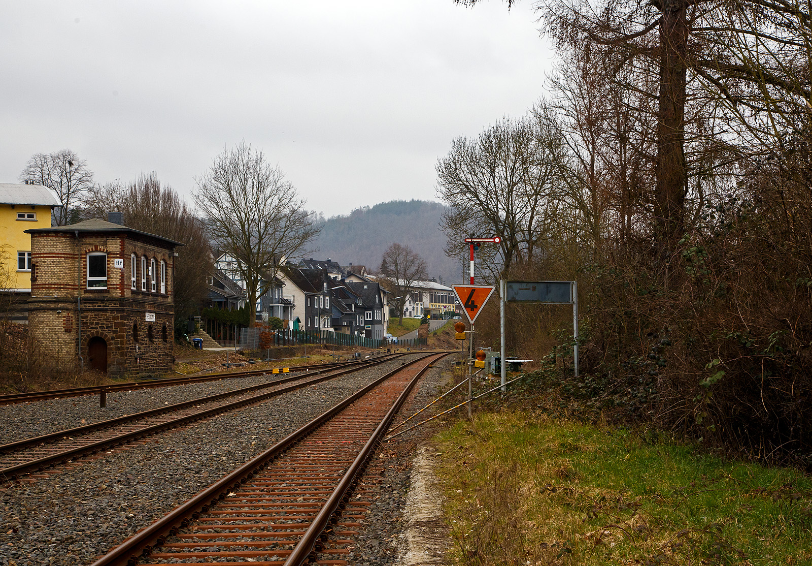 Da die Stecke ab dem Hp Königstollen gesperrt ist, gibt es ab dem Bahnhof Herdorf bereits ein Tempolimit von 40 km/h (hier 04.03.2023). Dahinter das Auffahrsignal in Richtung Betzdorf.

Links das 1901 gebaute mechanische Stellwerk Herdorf Fahrdienstleiter (Hf). Die beiden Stellwerke in Herdorf (Hf und Ho) sind in der Bauform Jüdel. Die Stellwerke der Bauform Jüdel (Max Jüdel & Co, Braunschweig) sind neben der Einheitsbauform am häufigsten in Deutschland anzutreffen. Viele andere Stellwerkshersteller haben Jüdel-Stellwerke in Lizenz gefertigt und dabei mehr oder weniger starke Änderungen vorgenommen.
