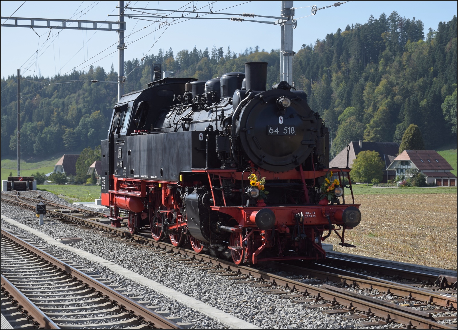 Dampftage Huttwil mit frisch genesenem Bubikopf. 

64 518 rangiert zum Wasserfassen. Oktober 2023.