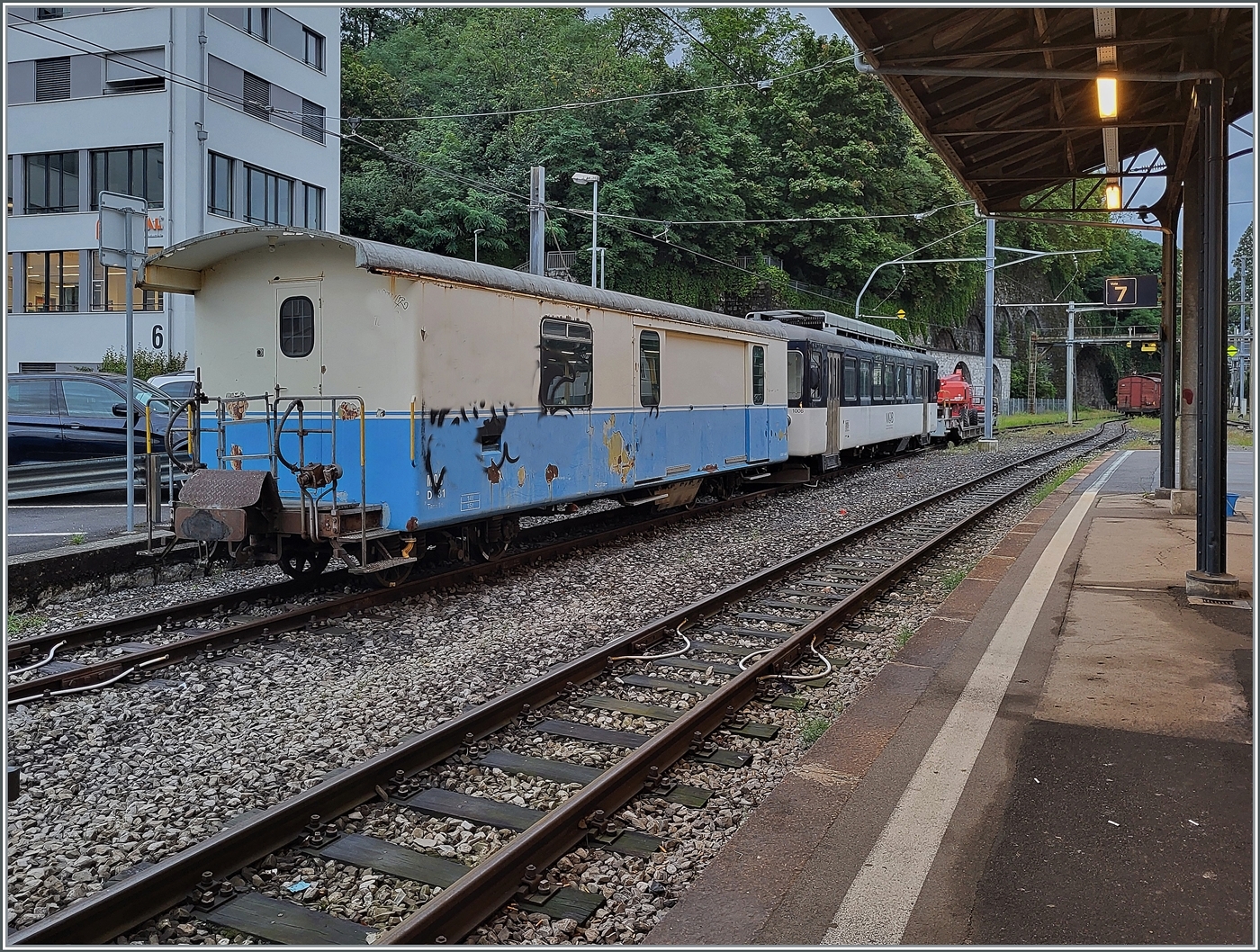 Das Bipperlisi Be 4/4 1006 der MOB ist nicht alleine nach Vevey gekommen, es brachte den MOB D 31 mit, der augenscheinlich in eine recht schlechten Zustand ist, womit man kaum spekulieren muss, wohin die Reise geht...
(Die Graffiti habe ich teilweise entfernt)

10. Sept. 2024