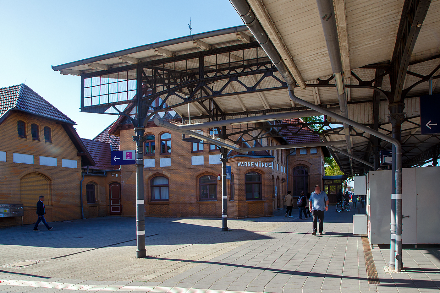 Das Empfangsgebude vom Bahnhof Warnemnde am 15 Mai 2022.

Der Bahnhof Warnemnde liegt im gleichnamigen Ostseebad, einem Ortsteil der Hansestadt Rostock. Das Empfangsgebude und einige weitere Anlagen des Bahnhofs stehen unter Denkmalschutz. Der Bahnhof ist Endpunkt der Linien S1, S2 und S3 der S-Bahn Rostock. Neben dem Rostocker Hauptbahnhof ist er der zweite Fernverkehrsbahnhof Rostocks mit Verbindungen nach Dresden, Leipzig oder Wien. Bis 1995 war er Ausgangspunkt der Fhren nach Gedser in Dnemark. Es sind es nur noch wenige Meter zu Fu bis zum 2005 erffneten Warnemnder Cruise Center, ca. 5 Minuten auch mit Gepck.
