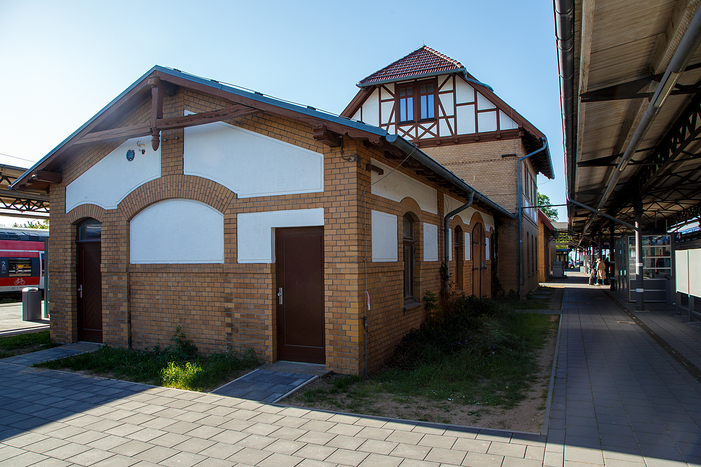 Das Empfangsgebude vom Bahnhof Warnemnde am 15 Mai 2022.

Der Bahnhof Warnemnde liegt im gleichnamigen Ostseebad, einem Ortsteil der Hansestadt Rostock. Das Empfangsgebude und einige weitere Anlagen des Bahnhofs stehen unter Denkmalschutz. Der Bahnhof ist Endpunkt der Linien S1, S2 und S3 der S-Bahn Rostock. Neben dem Rostocker Hauptbahnhof ist er der zweite Fernverkehrsbahnhof Rostocks mit Verbindungen nach Dresden, Leipzig oder Wien. Bis 1995 war er Ausgangspunkt der Fhren nach Gedser in Dnemark. Es sind es nur noch wenige Meter zu Fu bis zum 2005 erffneten Warnemnder Cruise Center, ca. 5 Minuten auch mit Gepck.
