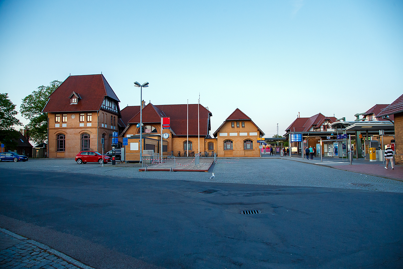 Das Empfangsgebäude vom Bahnhof Warnemünde am 15 Mai 2022 am Abend, rechts die Bahnsteige für die S-Bahn. 

Der Bahnhof Warnemünde liegt im gleichnamigen Ostseebad, einem Ortsteil der Hansestadt Rostock. Das Empfangsgebäude und einige weitere Anlagen des Bahnhofs stehen unter Denkmalschutz. Der Bahnhof ist Endpunkt der Linien S1, S2 und S3 der S-Bahn Rostock. Neben dem Rostocker Hauptbahnhof ist er der zweite Fernverkehrsbahnhof Rostocks mit Verbindungen nach Dresden, Leipzig oder Wien. Bis 1995 war er Ausgangspunkt der Fähren nach Gedser in Dänemark. Es sind es nur noch wenige Meter zu Fuß bis zum 2005 eröffneten Warnemünder Cruise Center, ca. 5 Minuten auch mit Gepäck.
