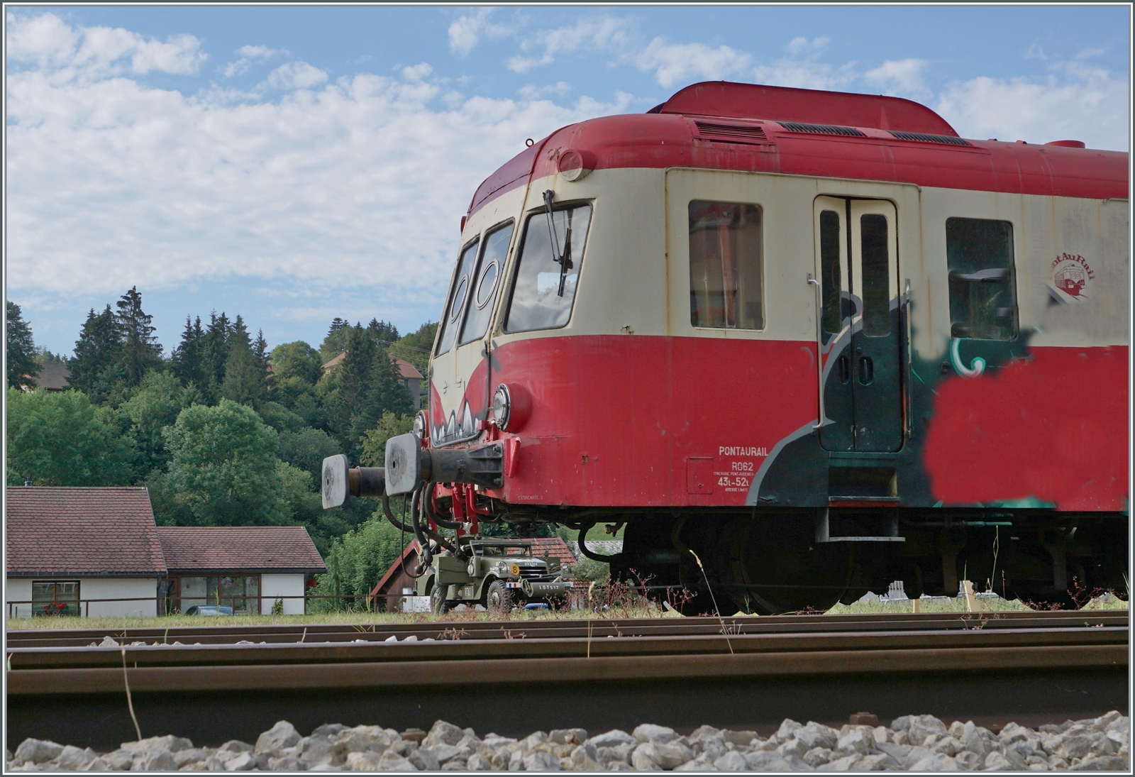 Das Programm 30 ANS CONI'FER /30 Jahre Coni'Fer versprach neben dem Einsatz der E 3/3 und 52 8163-9 auch zwei Fahrten mit einen  Autorail . Entgegen dem gezeigten Bild des X 2816 hoffte ich auf den Coni'Fer eigenen X 2426, der 2021 von Vallorbe nach Les Hpitaux Neufs transportiert wurde. Doch wie die nun folgenden Bilder zeigen, sind die Revisons-Arbeiten beim X 2426 noch nicht abgeschlossen. 
Hinweis: etwas  Geschmiere habe ich bei der Bildbearbeitung entfernt. 

15. Juli 2023